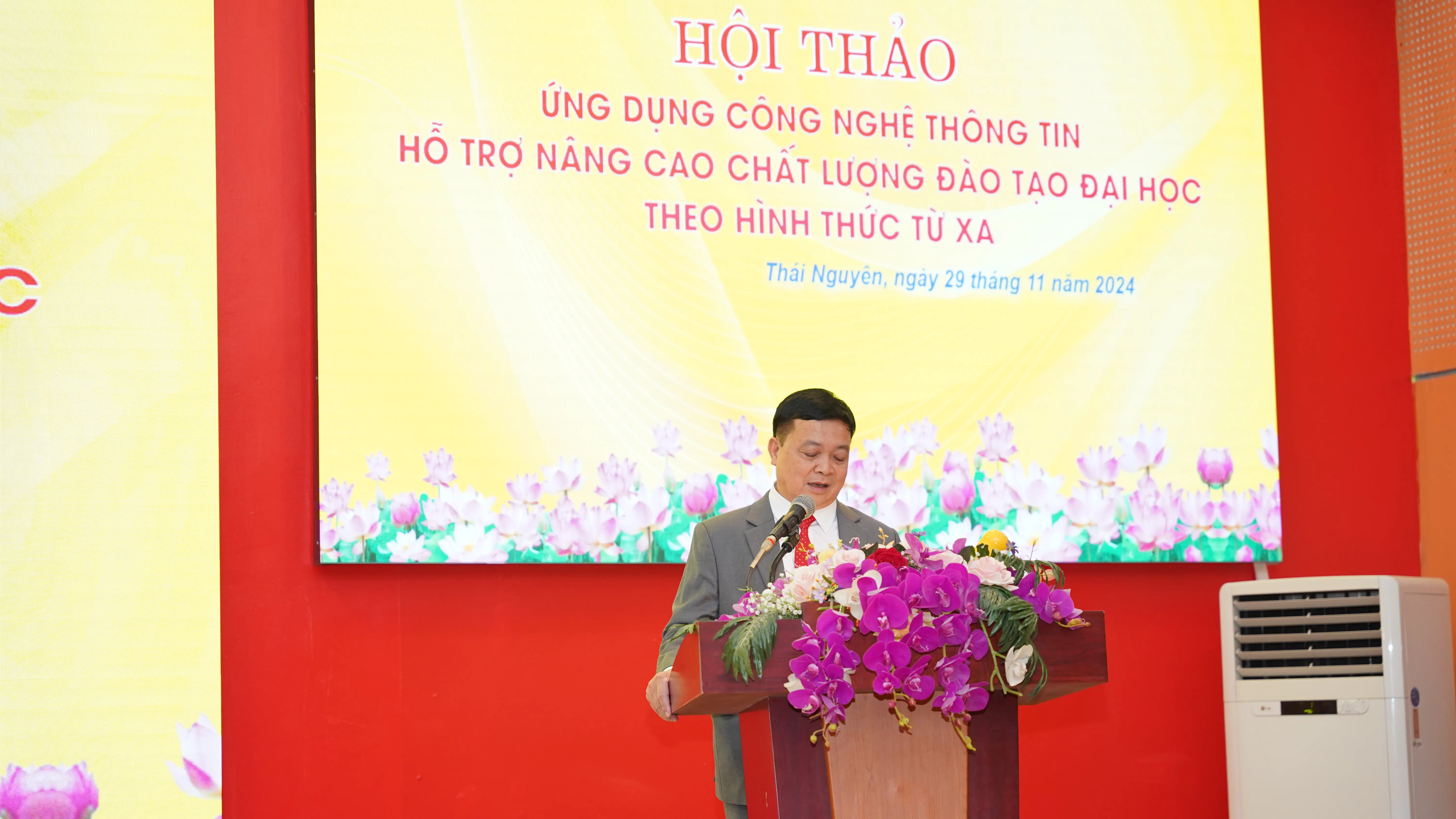 PGS.TS Nguyễn Hữu Công - Phó Giám đốc Đại học Thái Nguyên, Giám đốc Trung tâm Đào tạo từ xa phát biểu đề dẫn tại Hội thảo