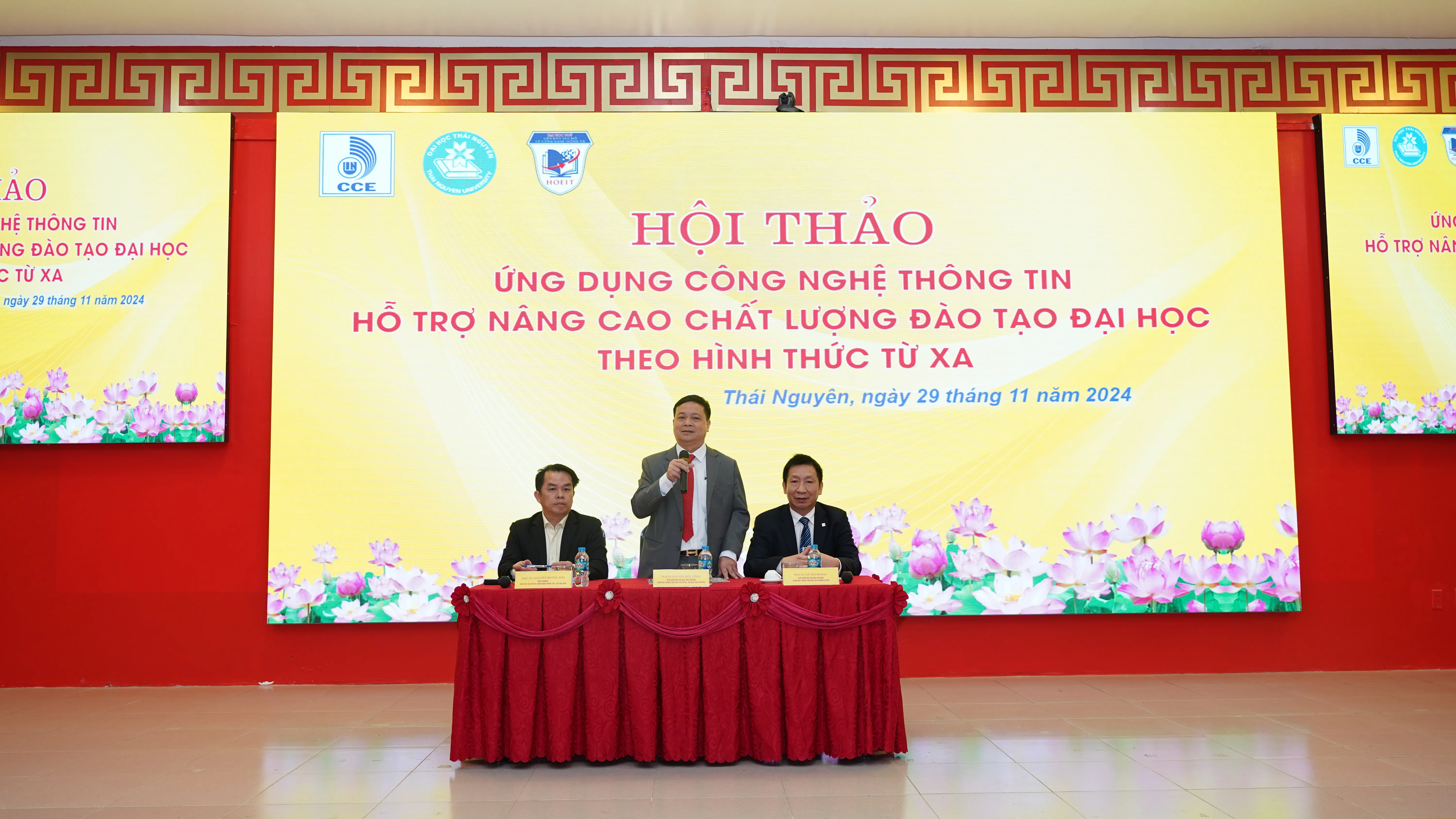 PGS.TS Nguyễn Hữu Công - Phó Giám đốc Đại học Thái Nguyên, Giám đốc Trung tâm Đào tạo từ xa; PGS.TS Lê Thành Bắc - Phó Giám đốc Đại học Đà Nẵng, Giám đốc Trung tâm Đào tạo thường xuyên và PGS.TS Nguyễn Hoàng Sơn - Viện trưởng Viện Đào tạo mở và Công nghệ thông tin đồng chủ trì phần thảo luận