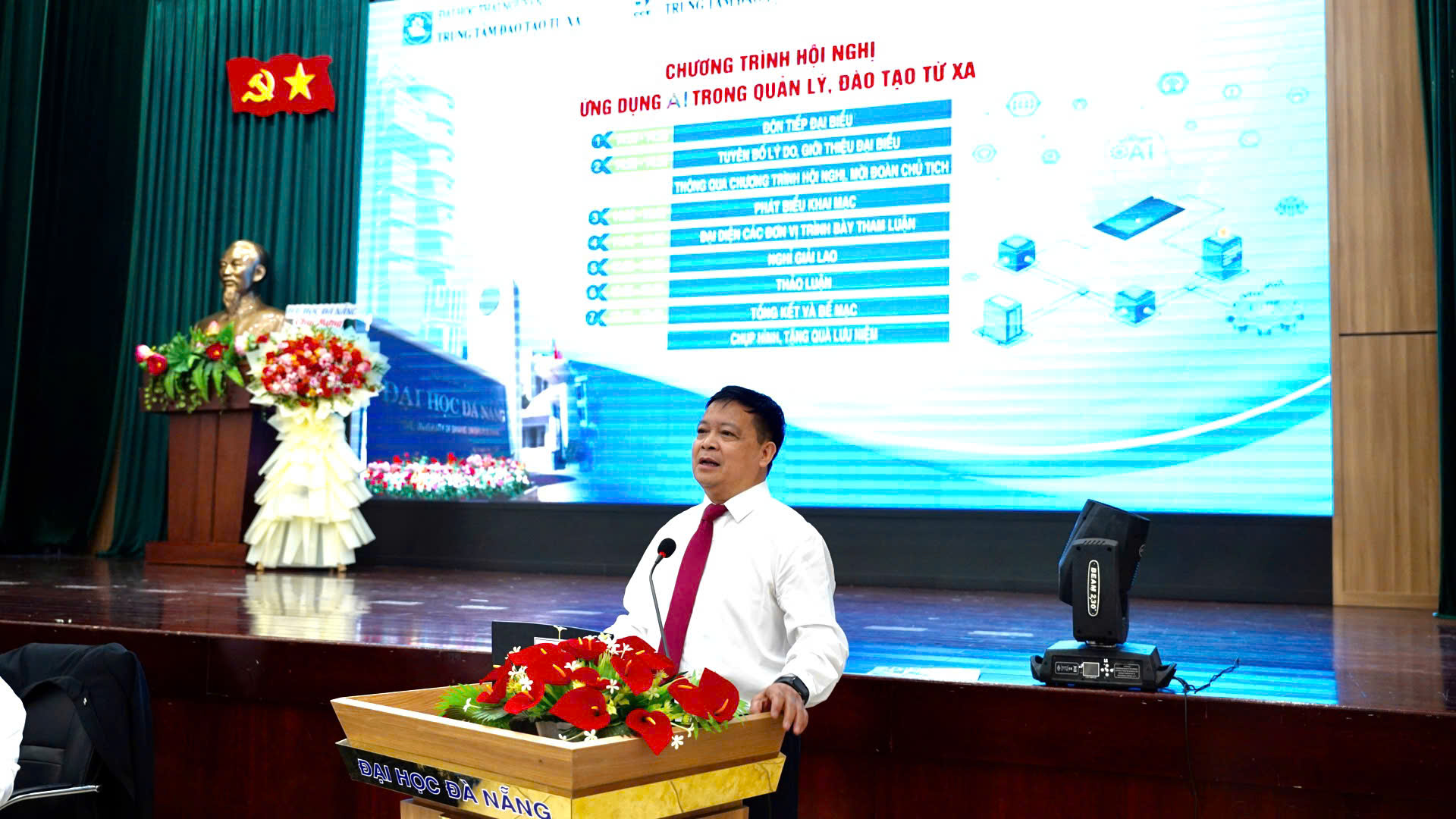 PGS.TS Nguyễn Hữu Công - Phó Giám đốc Đại học Thái Nguyên, Giám đốc Trung tâm Đào tạo từ xa phát biểu tổng kết Hội nghị