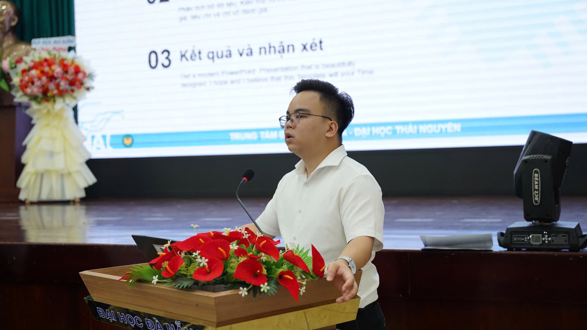 Đồng chí Nông Văn Khánh –Đại diện Trung tâm  Đào tạo từ xa – Đại học Thái Nguyên trình bày báo cáo tham luận “Nghiên cứu so sánh các mô hình ngôn ngữ nhỏ kết hợp kỹ thuật RAG trong nhiệm vụ hỏi đáp thông tin học tập”