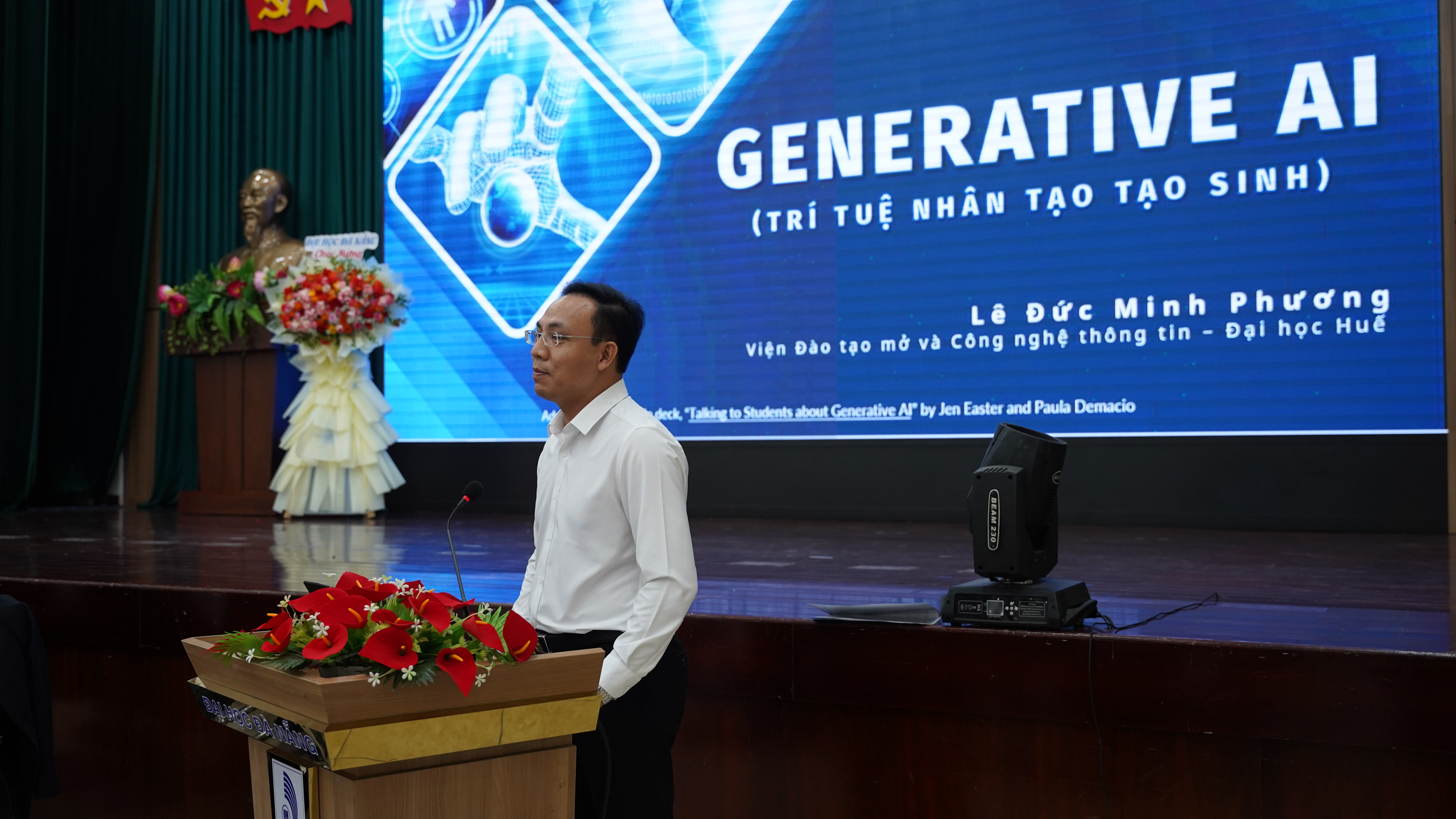 Đồng chí Lê Đức Minh Phương – Đại diện Viện Đào tạo mở và Công nghệ thông tin - Đại học Huế trình bày báo cáo tham luận “Ứng dụng trí tuệ nhân tạo (AI) trong thư viện số nhằm nâng cao hiệu quả đào tạo từ xa”.