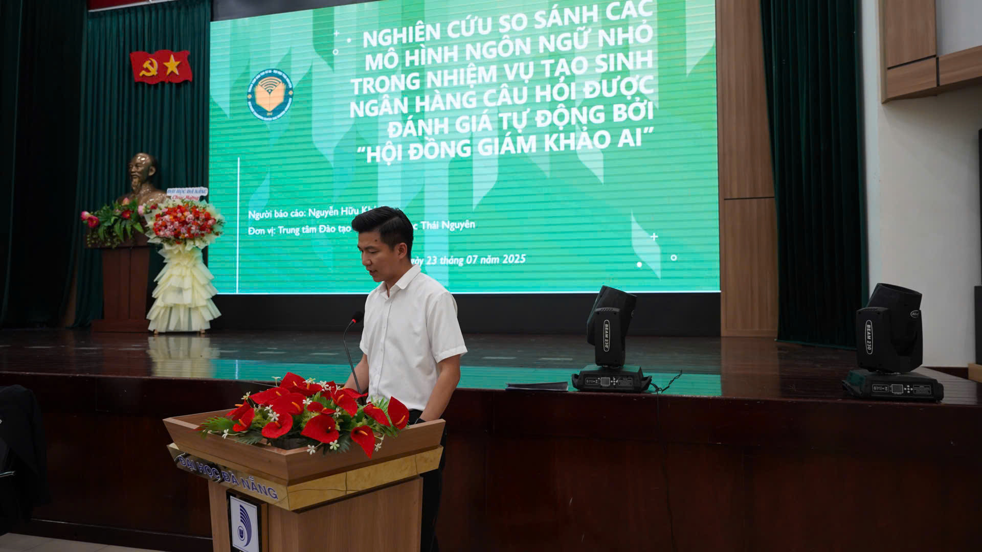 ThS. Nguyễn Hữu Khánh - Đại diện Trung tâm  Đào tạo từ xa - Đại học Thái Nguyên trình bày báo cáo tham luận “Nghiên cứu so sánh các mô hình ngôn ngữ nhỏ trong nhiệm vụ tạo sinh ngân hàng câu hỏi  được đánh giá tự động bởi  Hội đồng giám khảo AI”.