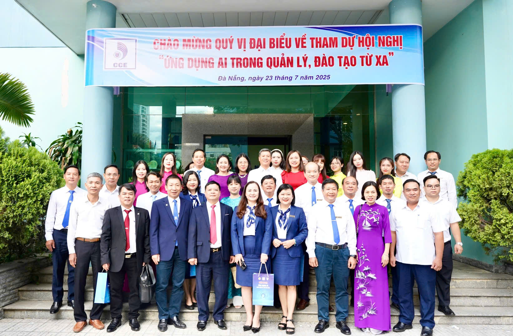 Các đại biểu chụp ảnh lưu niệm