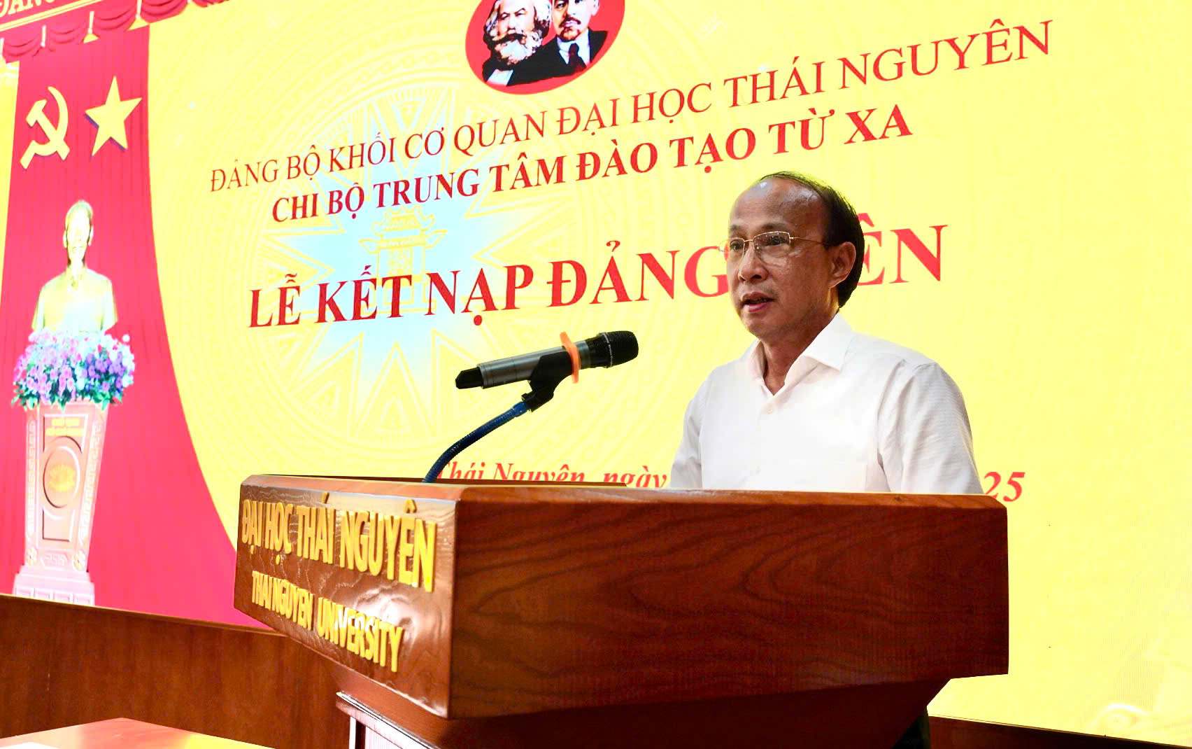 Đồng chí Trương Hữu Dũng - Bí thư Chi bộ, Phó Giám đốc Trung tâm Đào tạo từ xa - Đại học Thái Nguyên công bố quyết định kết nạp Đảng viên