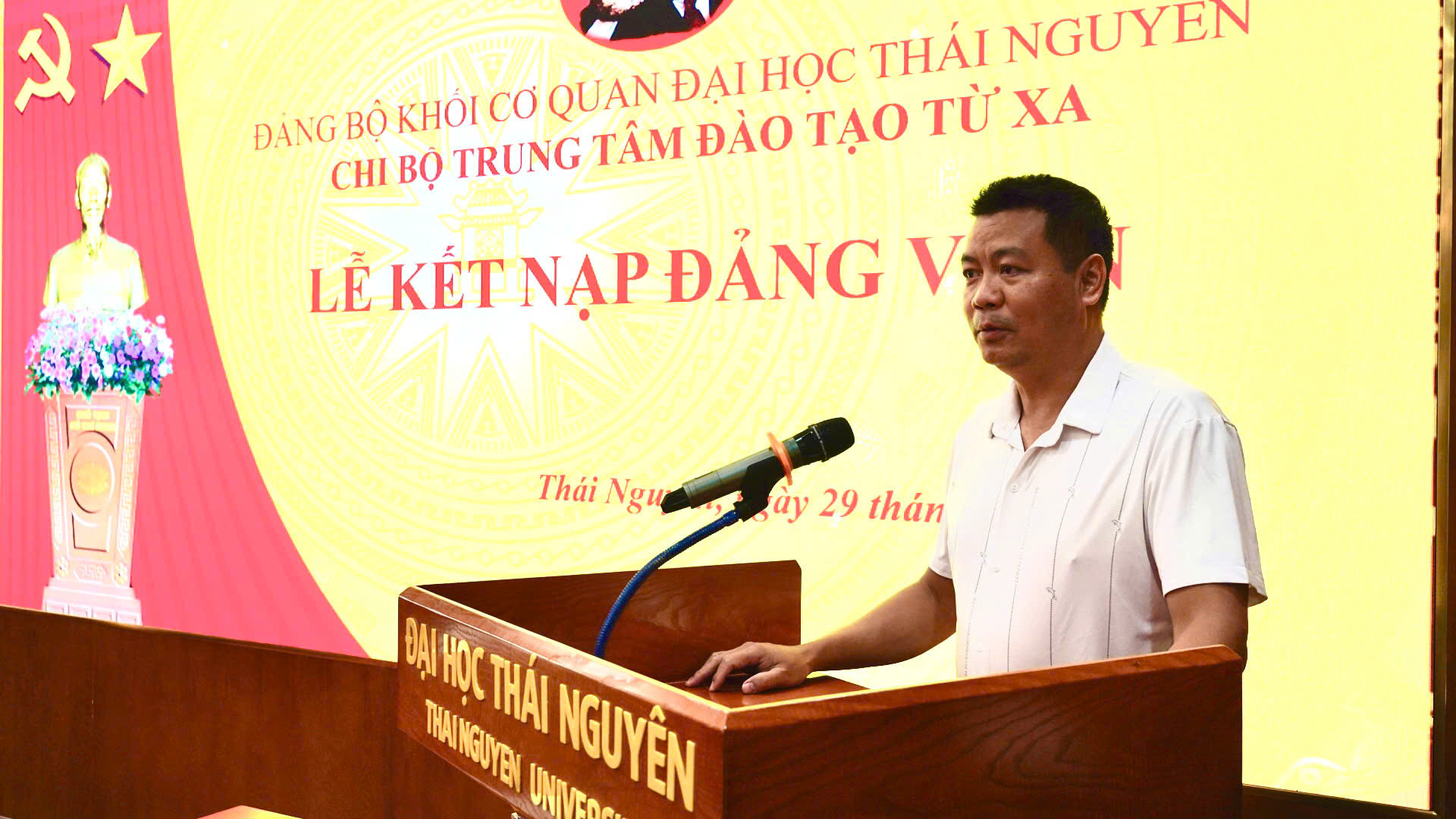 Đồng chí Mai Anh Khoa - Ủy viên Ban Thường vụ Đảng ủy Khối Cơ quan Đại học Thái Nguyên phát biểu tại Lễ kết nạp