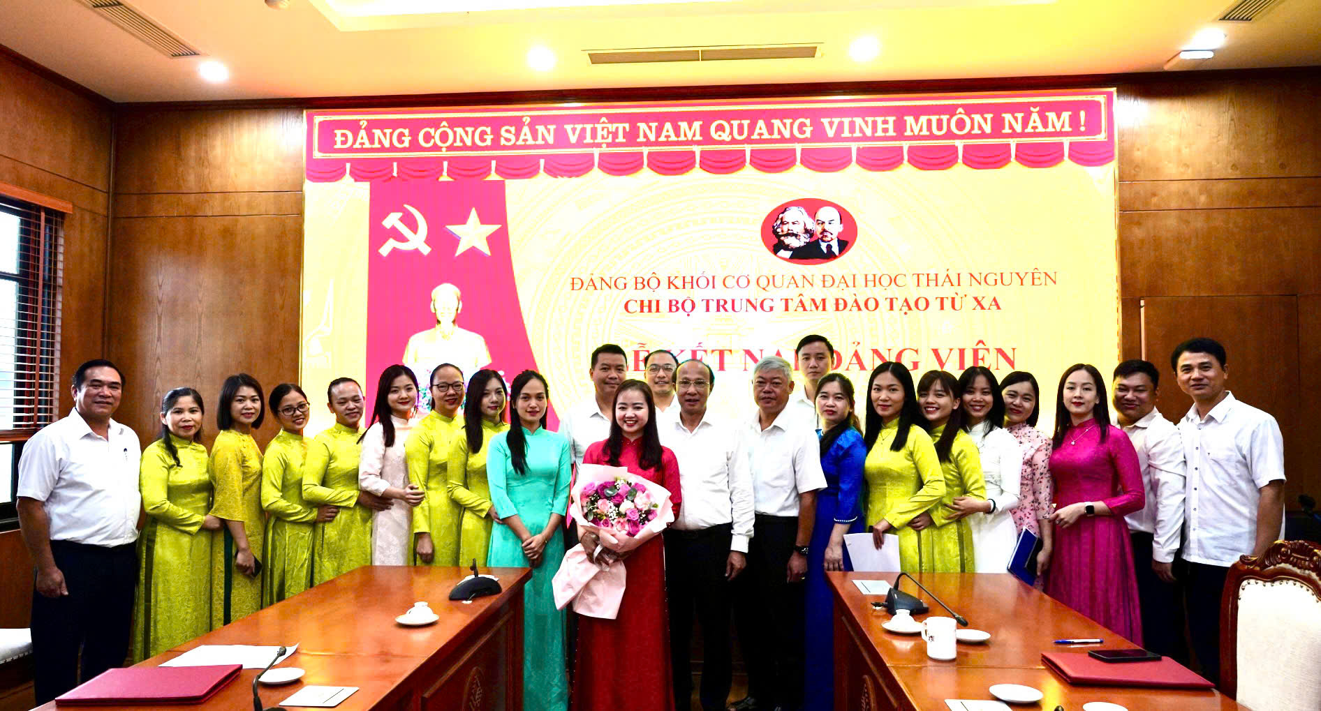 Toàn thể chi bộ chụp ảnh lưu niệm
