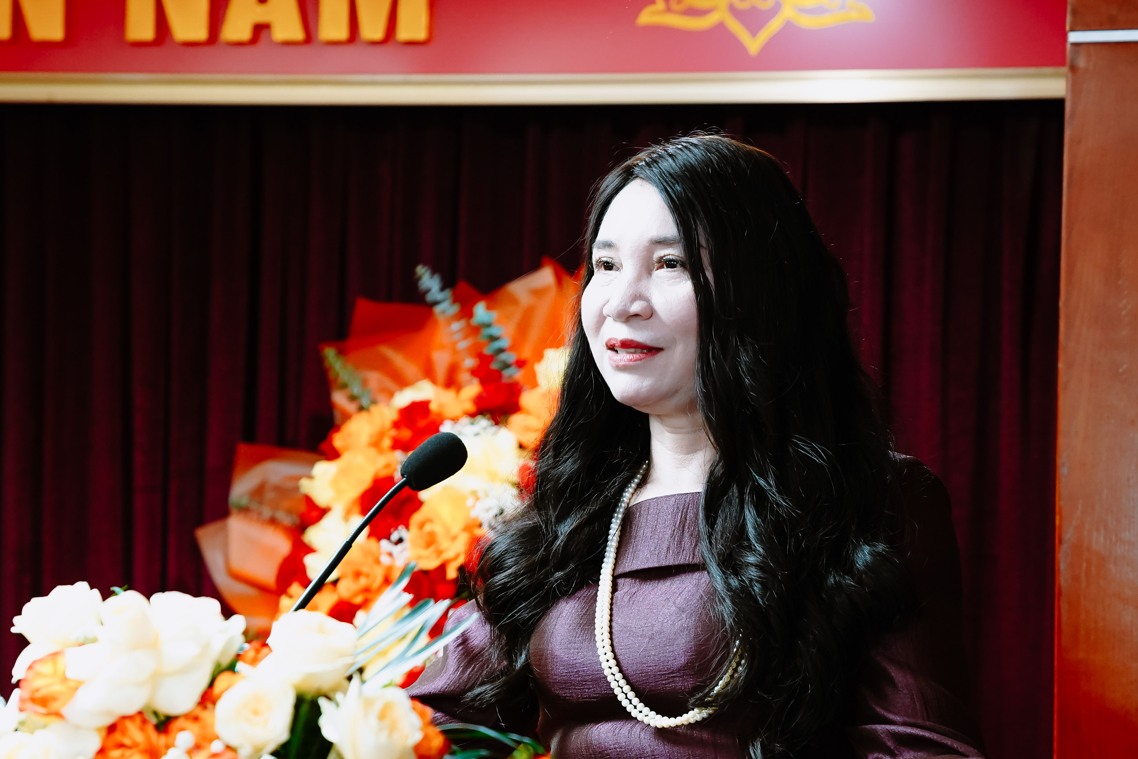 C&ocirc; Nguyễn Thị Thu H&agrave;  - Chủ tịch Hội đồng Quản trị Trường Trung cấp Kinh tế - Kỹ thuật H&agrave; Nội 1 ph&aacute;t biểu ch&uacute;c mừng T&acirc;n học vi&ecirc;n tại lễ Khai giảng