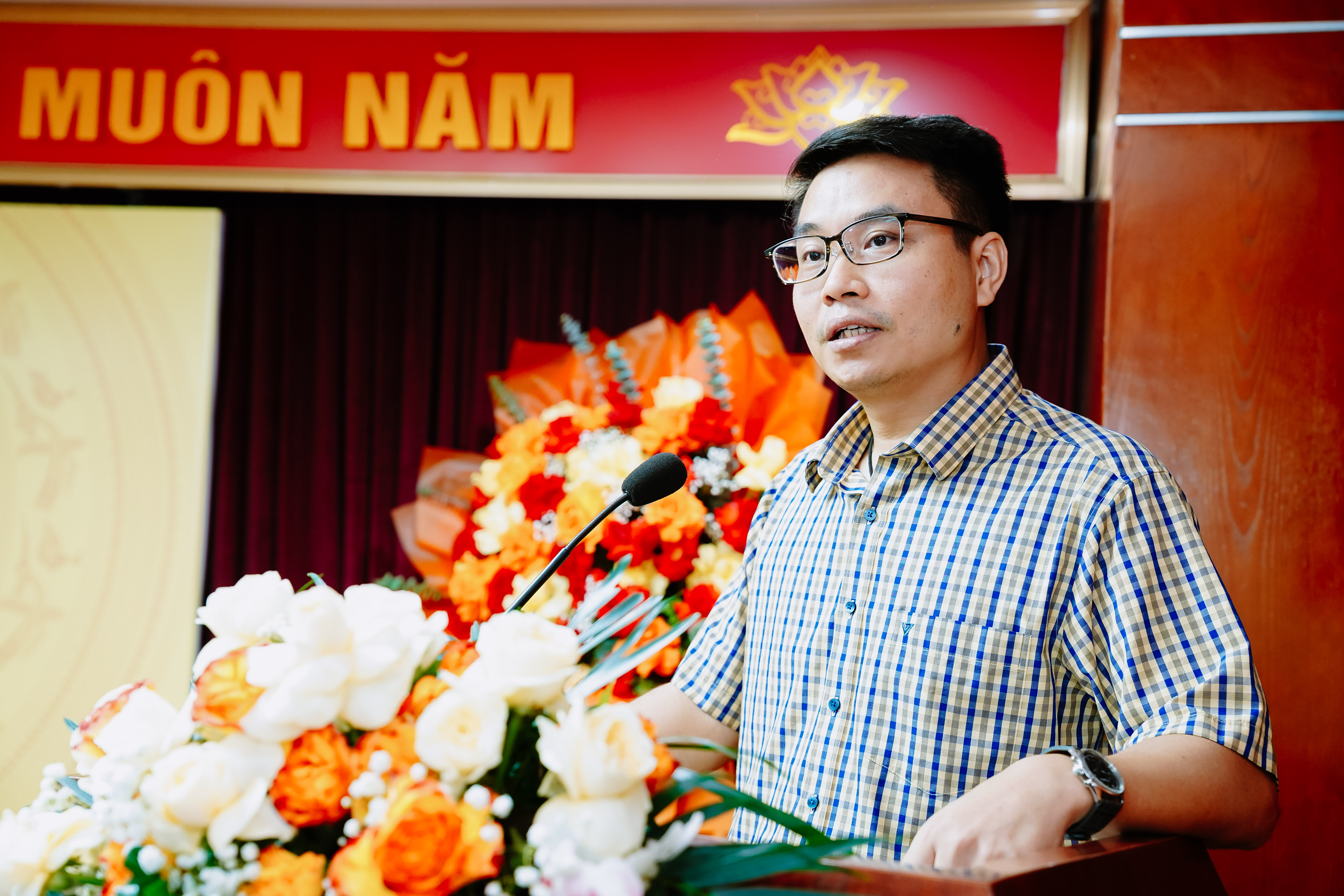 &Ocirc;ng Nguyễn Thanh Trung - Đại diện C&ocirc;ng ty Cổ phần Tư vấn Dịch vụ Đ&agrave;o tạo AUM Việt Nam ph&aacute;t biểu tại lễ Khai giảng