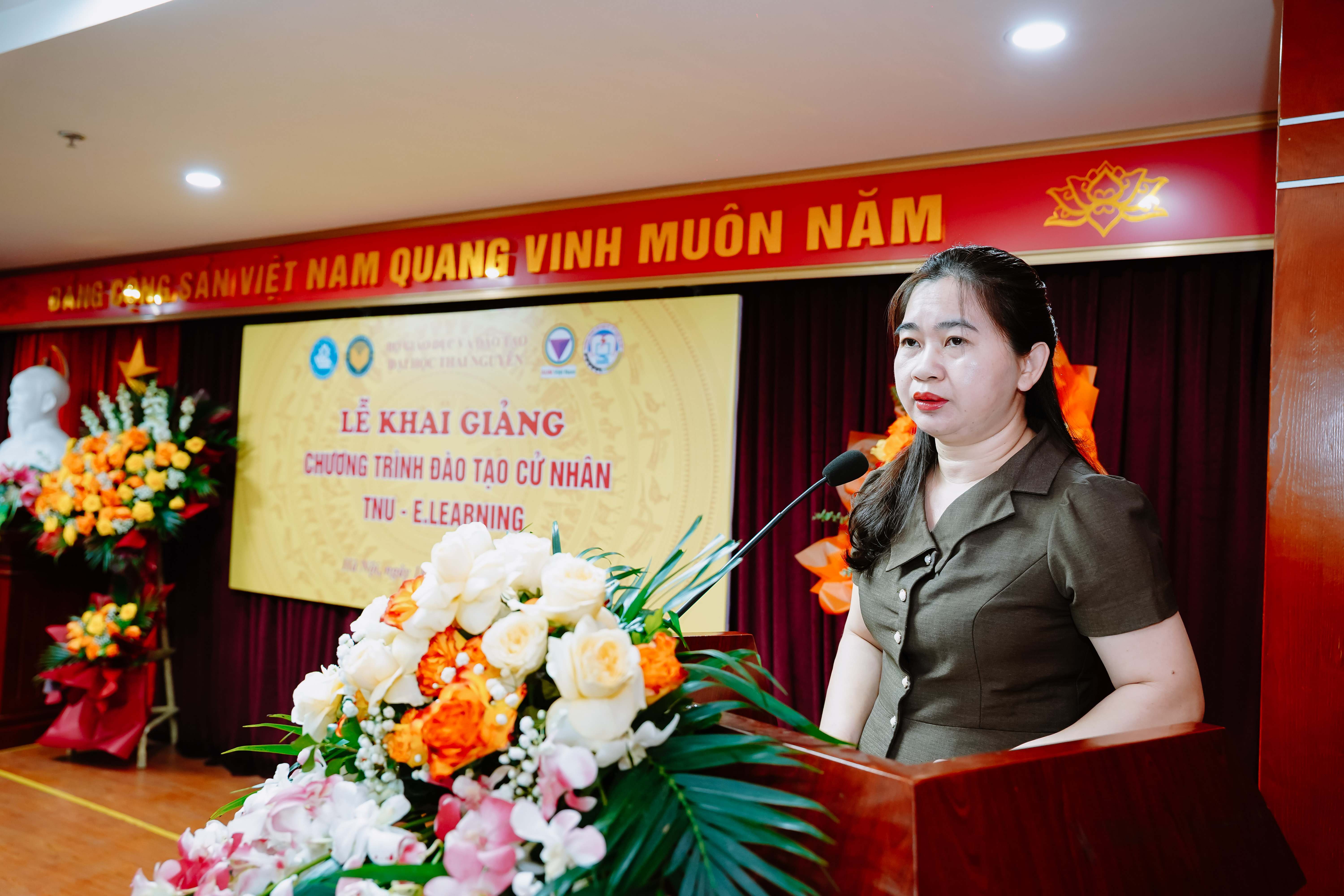 ThS. Dương Thị Kim Thu - Ph&oacute; Trưởng ph&ograve;ng Chuy&ecirc;n m&ocirc;n, Trưởng Bộ phận Quản l&yacute; Đ&agrave;o tạo Trung t&acirc;m Đ&agrave;o tạo từ xa &ndash; Đại học Th&aacute;i Nguy&ecirc;n c&ocirc;ng bố quyết định tr&uacute;ng tuyển của học vi&ecirc;n