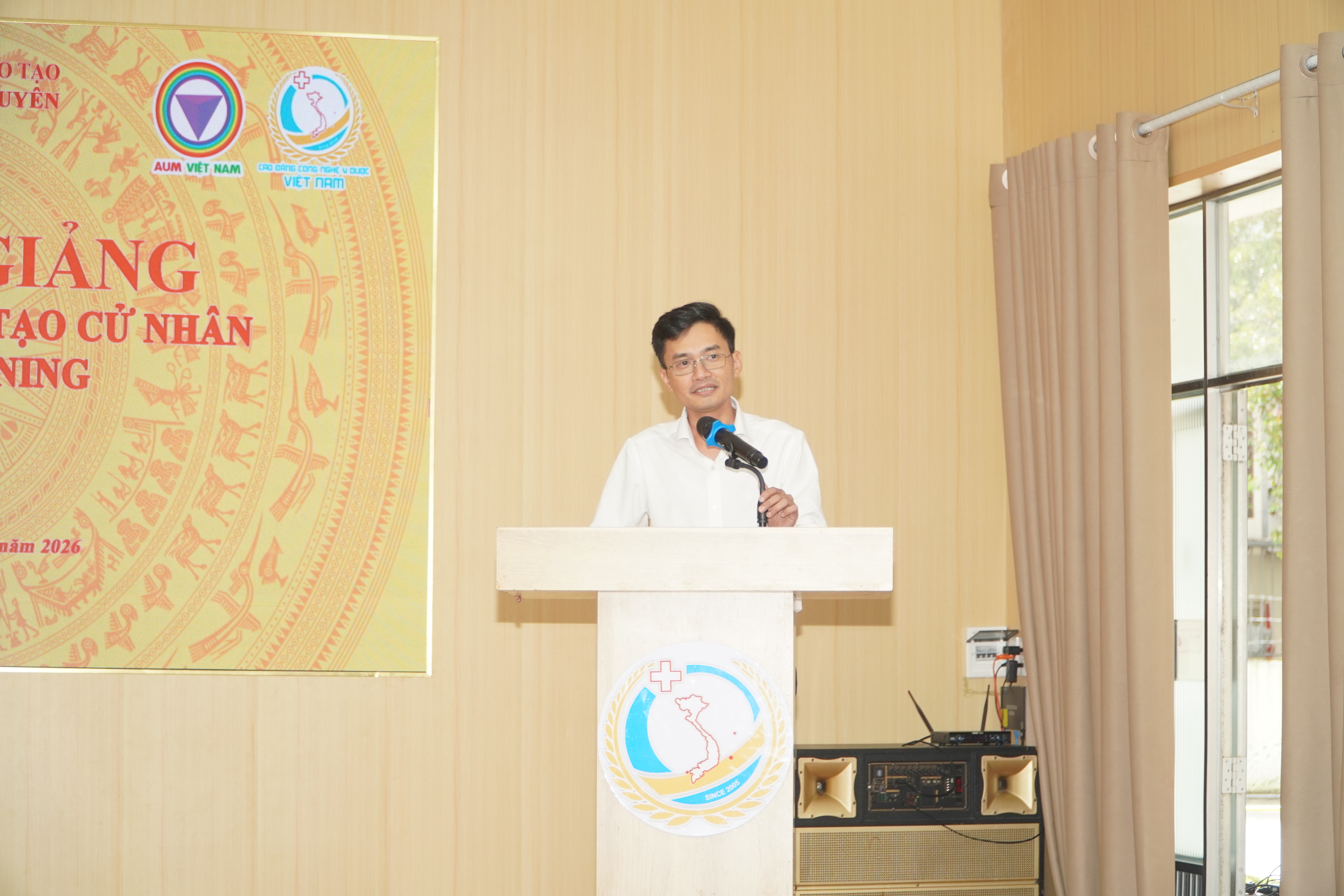 ThS. Trần Thanh Tr&igrave;nh - B&iacute; thư Chi bộ, Ph&oacute; Hiệu trưởng Trường Trung cấp C&ocirc;ng nghệ Y - Dược Việt Nam ph&aacute;t biểu tại lễ Khai giảng