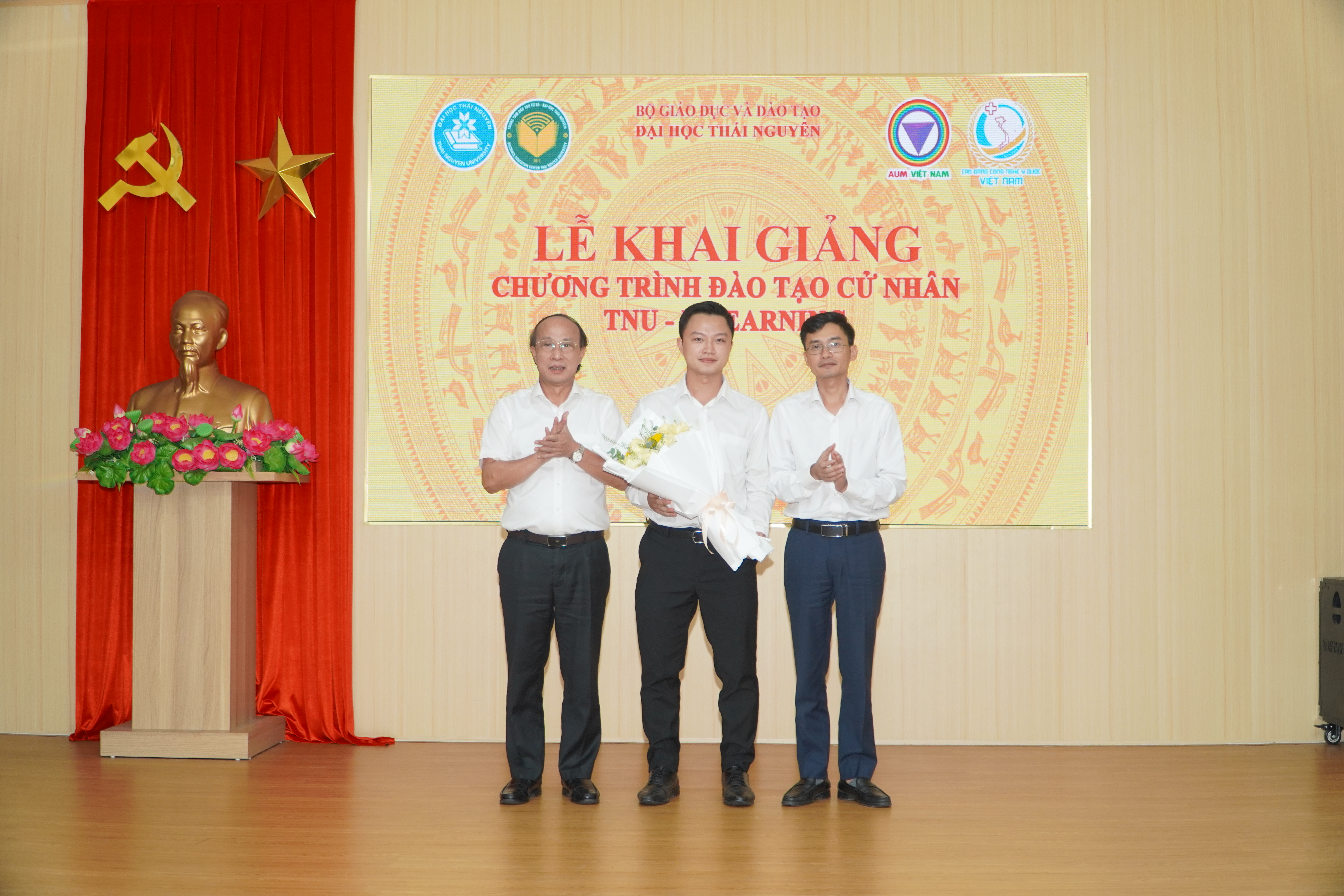 Đại diện hai nh&agrave; trường tặng hoa ch&uacute;c mừng đại diện T&acirc;n học vi&ecirc;n