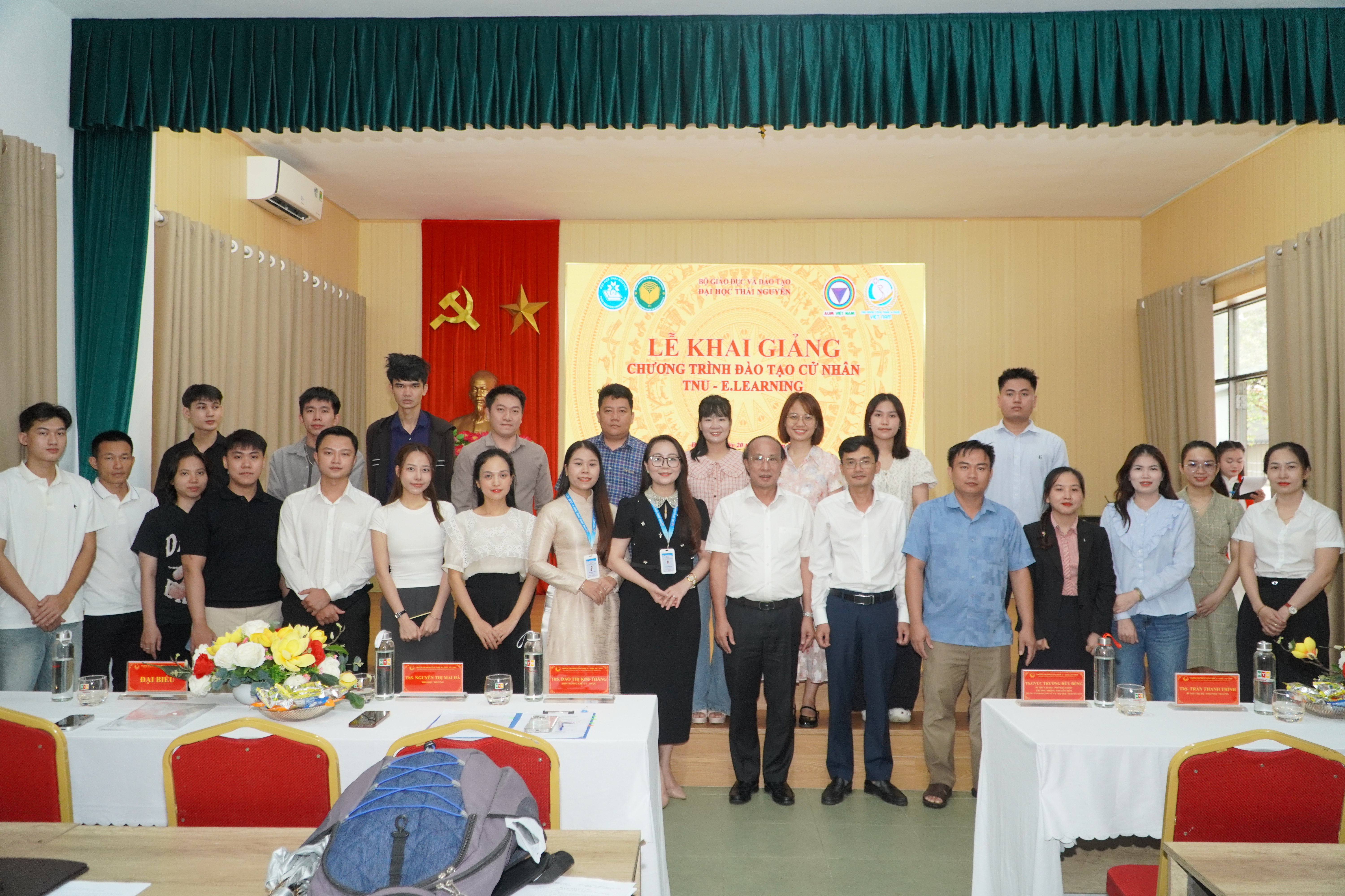 C&aacute;c đại biểu c&ugrave;ng học vi&ecirc;n chụp ảnh lưu niệm tập thể