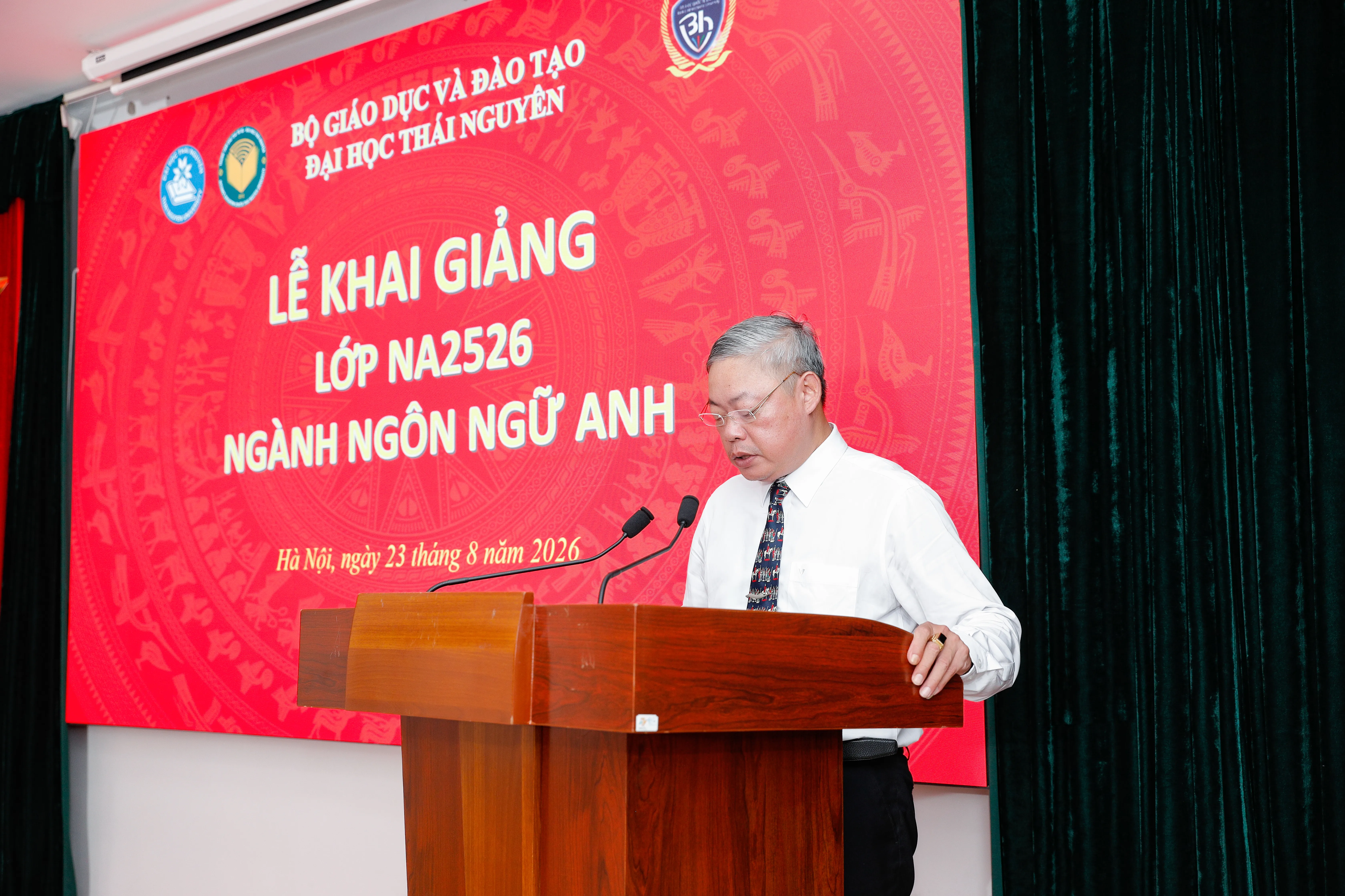 TS. Đo&agrave;n Đức Hải - Ph&oacute; Gi&aacute;m đốc Trung t&acirc;m Đ&agrave;o tạo từ xa - Đại học Th&aacute;i Nguy&ecirc;n ph&aacute;t biểu tại buổi lễ