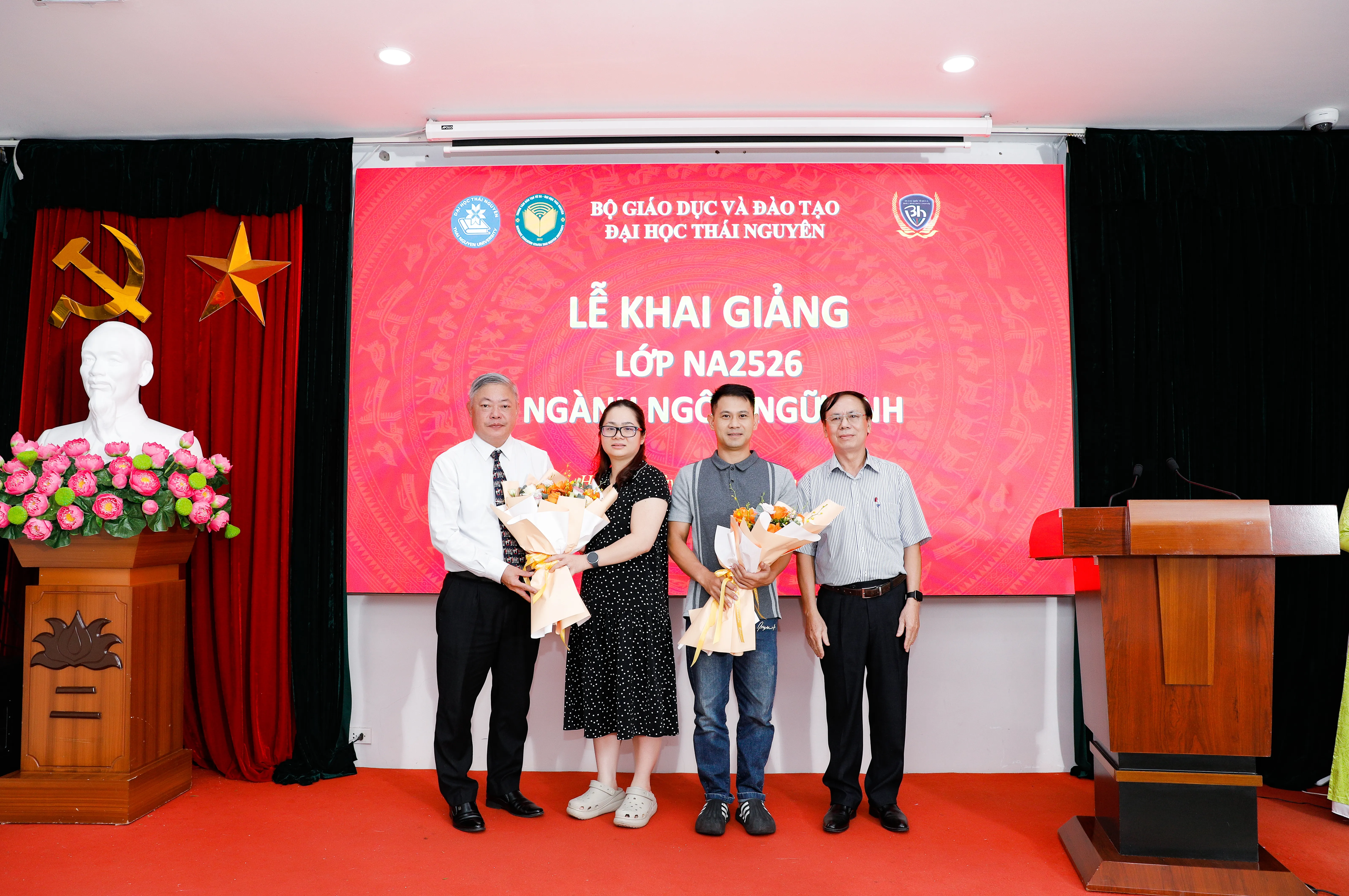 Đại diện l&atilde;nh đạo hai đơn vi tặng hoa ch&uacute;c mừng đại diện t&acirc;n học vi&ecirc;n