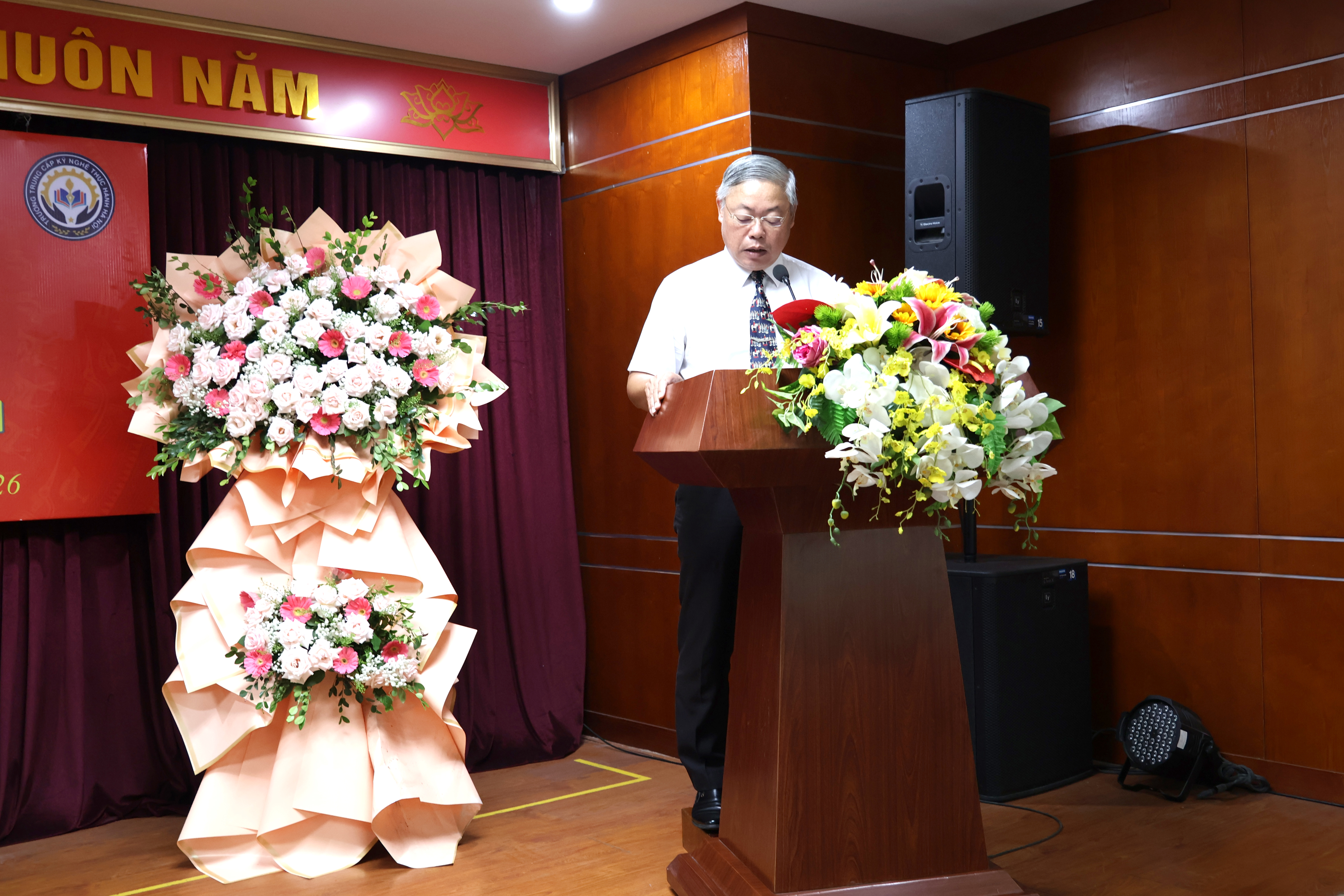 TS. Đo&agrave;n Đức Hải - Ph&oacute; Gi&aacute;m đốc Trung t&acirc;m Đ&agrave;o tạo từ xa - Đại học Th&aacute;i Nguy&ecirc;n ph&aacute;t biểu tại buổi lễ