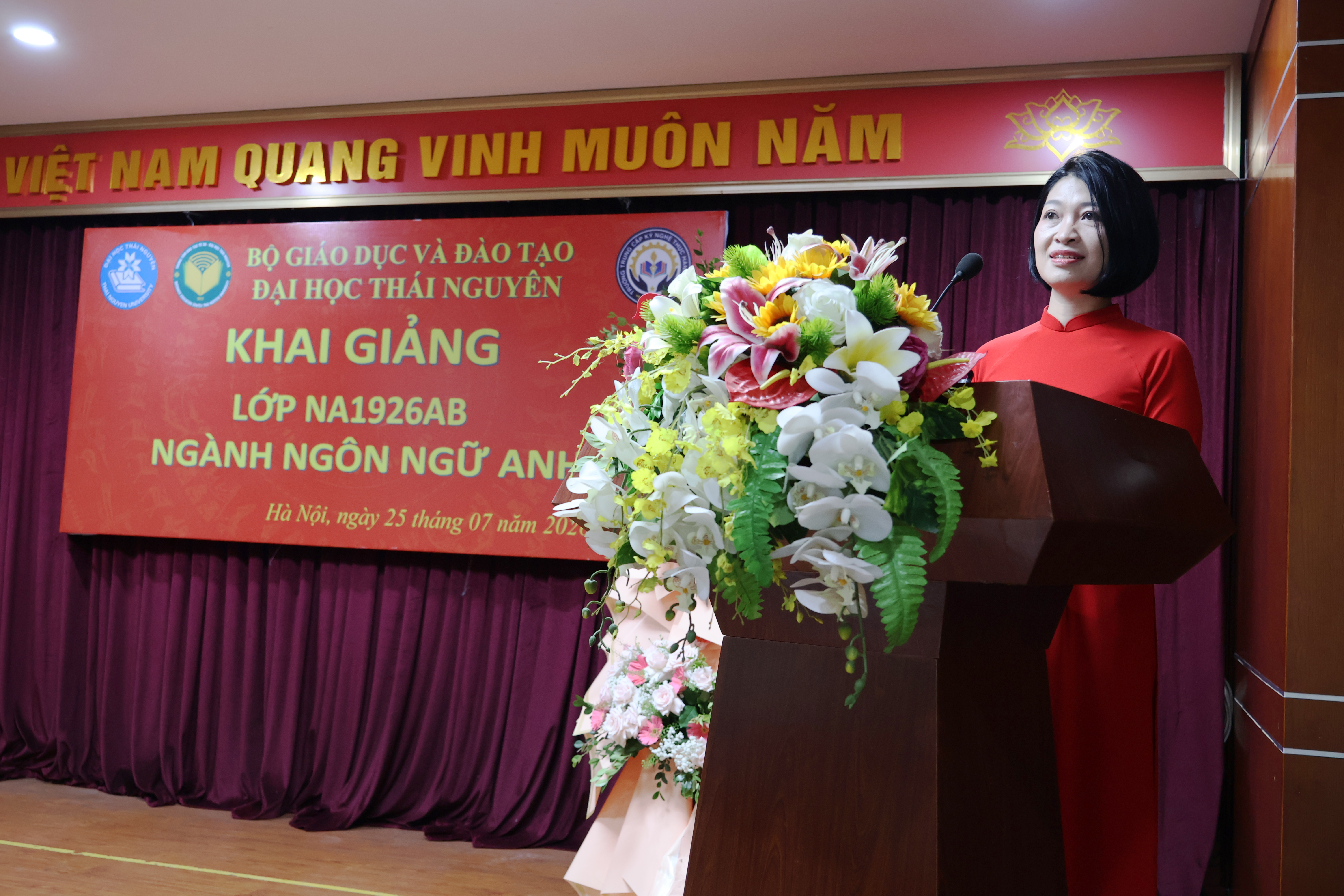 C&ocirc; Trần V&acirc;n Anh &ndash; Ph&oacute; Hiệu trưởng Trường Trung cấp Kỹ nghệ Thực h&agrave;nh H&agrave; Nội ph&aacute;t biểu ch&uacute;c mừng t&acirc;n học vi&ecirc;n
