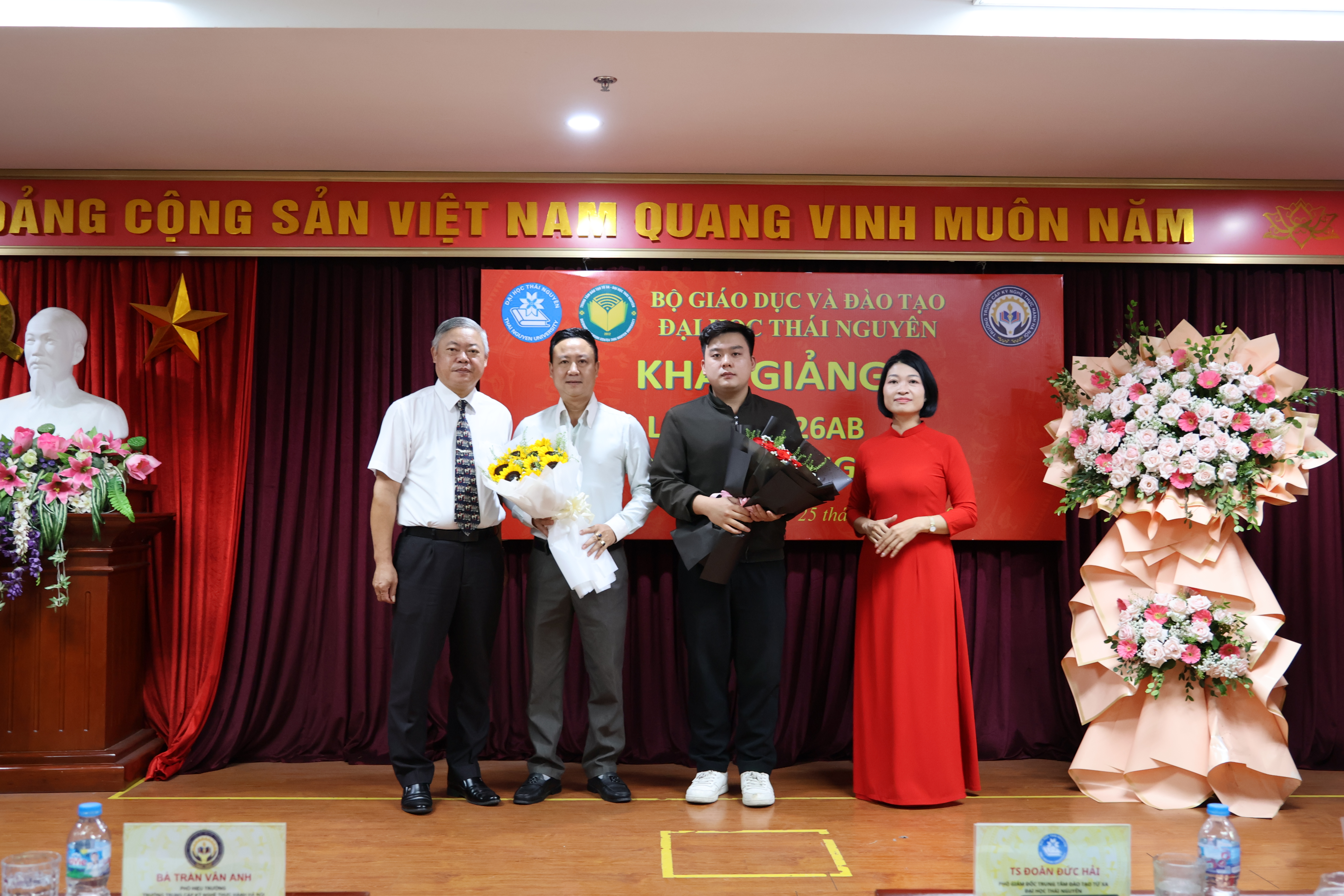 Đại diện l&atilde;nh đạo hai đơn vi tặng hoa ch&uacute;c mừng đại diện t&acirc;n học vi&ecirc;n