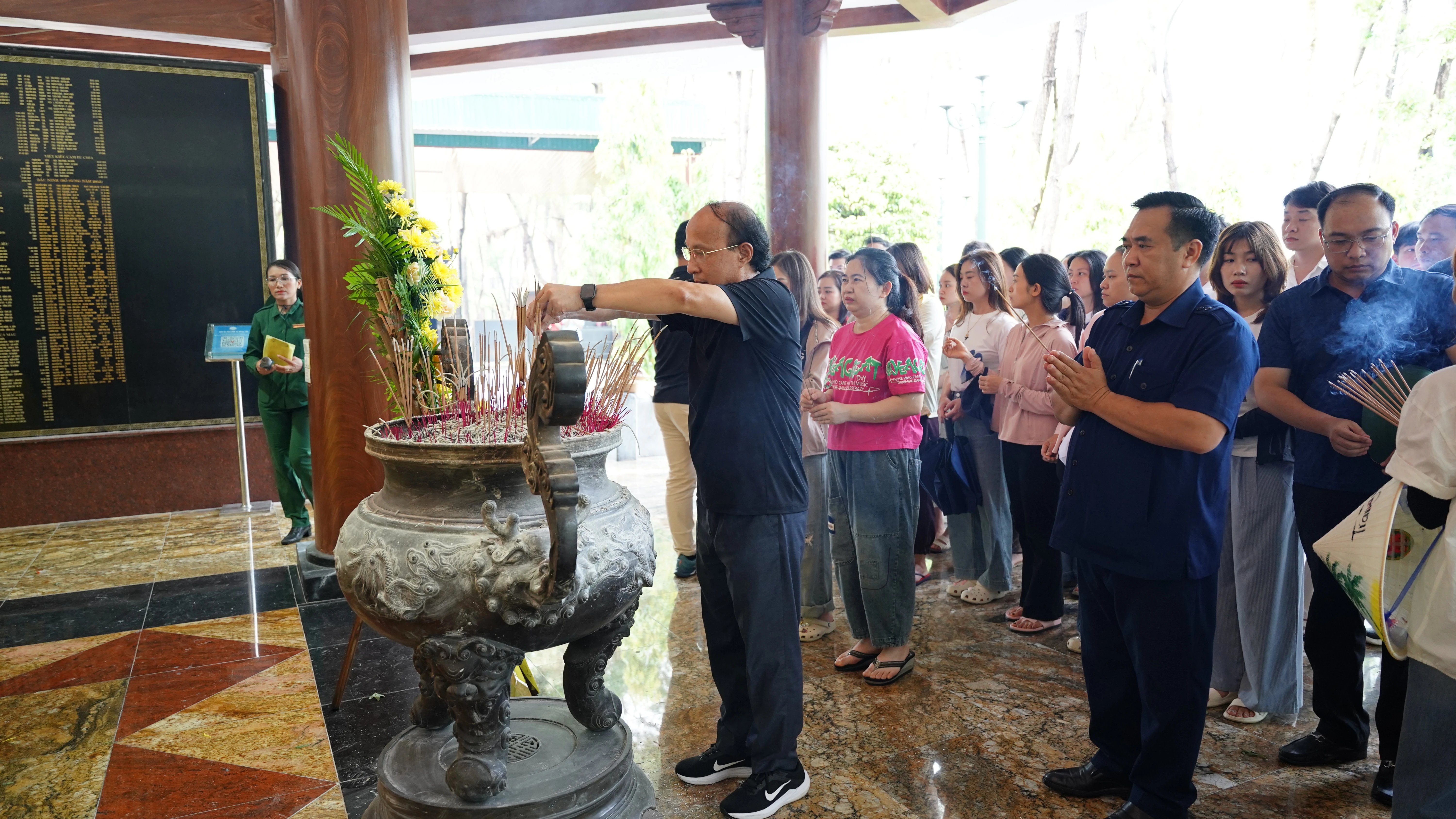 Thắp hương tưởng niệm c&aacute;c anh h&ugrave;ng liệt sĩ