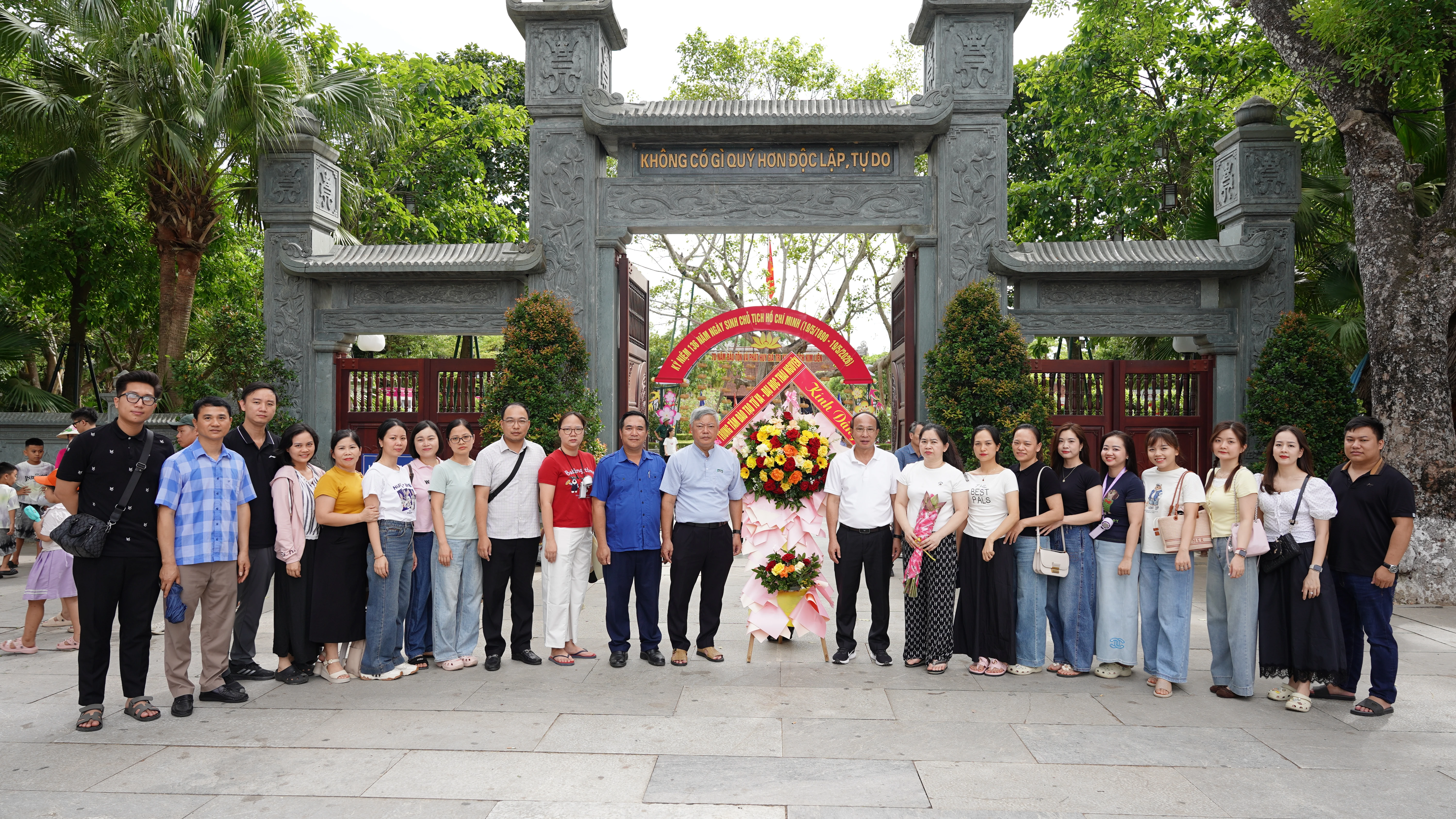 Chi bộ Trung t&acirc;m Đ&agrave;o tạo từ xa - Đại học Th&aacute;i Nguy&ecirc;n chụp ảnh lưu niệm trước Khu tưởng niệm v&agrave; Nh&agrave; trưng b&agrave;y tại L&agrave;ng Sen &ndash; qu&ecirc; nội Chủ tịch Hồ Ch&iacute; Minh