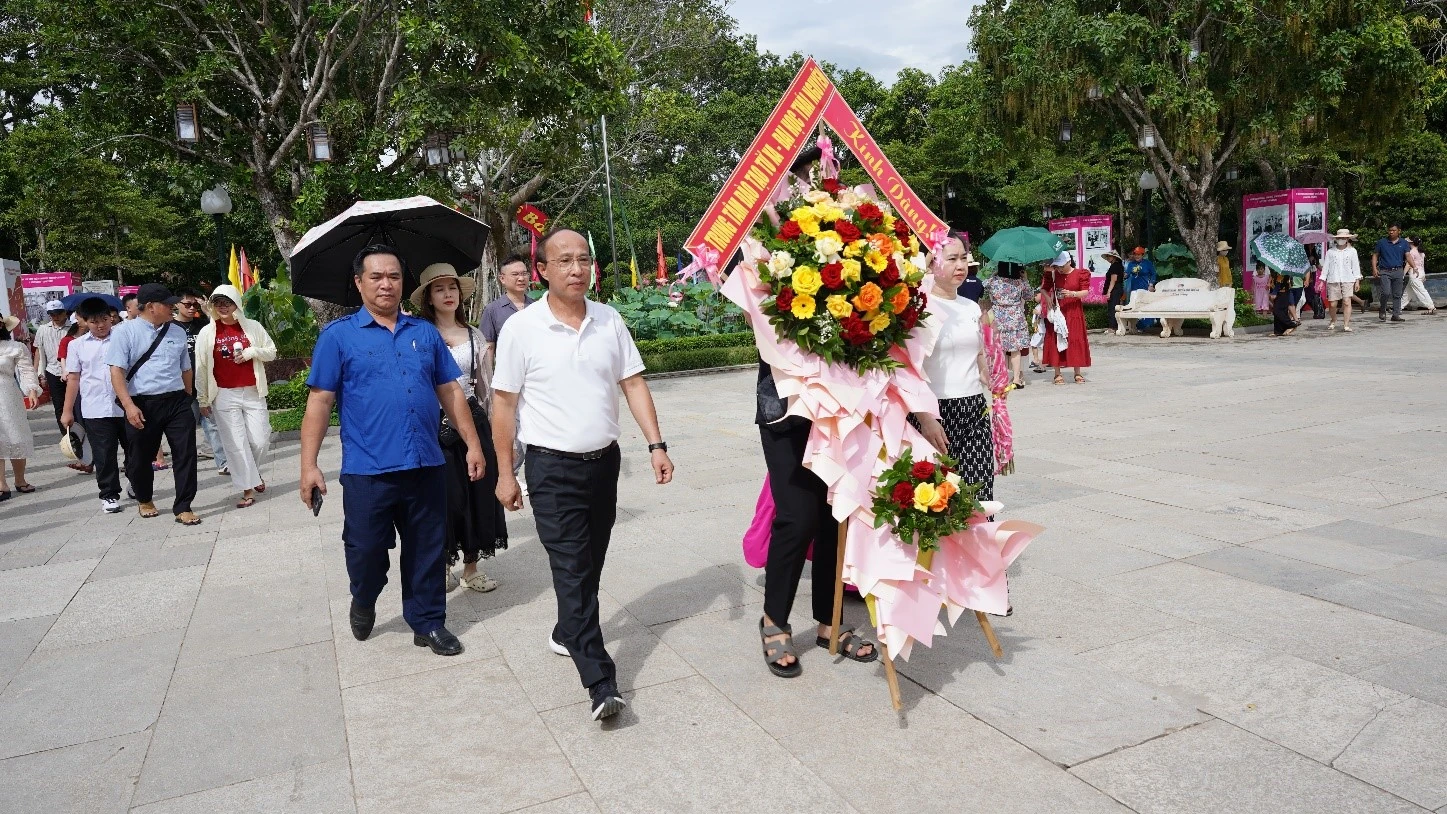 Đo&agrave;n xếp h&agrave;ng v&agrave;o viếng B&aacute;c tại Khu tưởng niệm v&agrave; Nh&agrave; trưng b&agrave;y tại L&agrave;ng Sen &ndash; qu&ecirc; nội Chủ tịch Hồ Ch&iacute; Minh