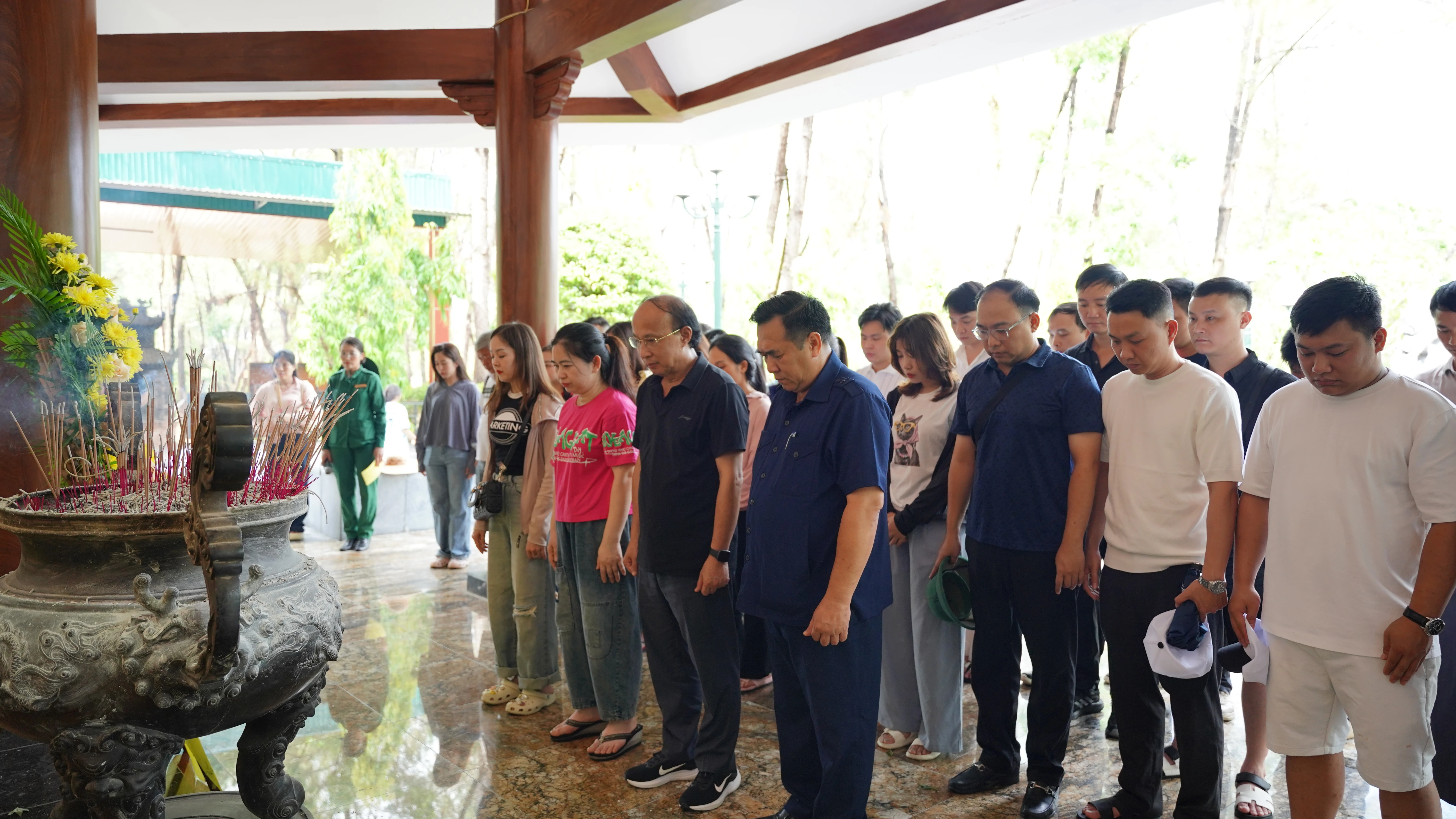 Đo&agrave;n l&agrave;m lễ tưởng niệm c&aacute;c anh h&ugrave;ng liệt sĩ tại Khu Di t&iacute;ch lịch sử Ng&atilde; ba Đồng Lộc