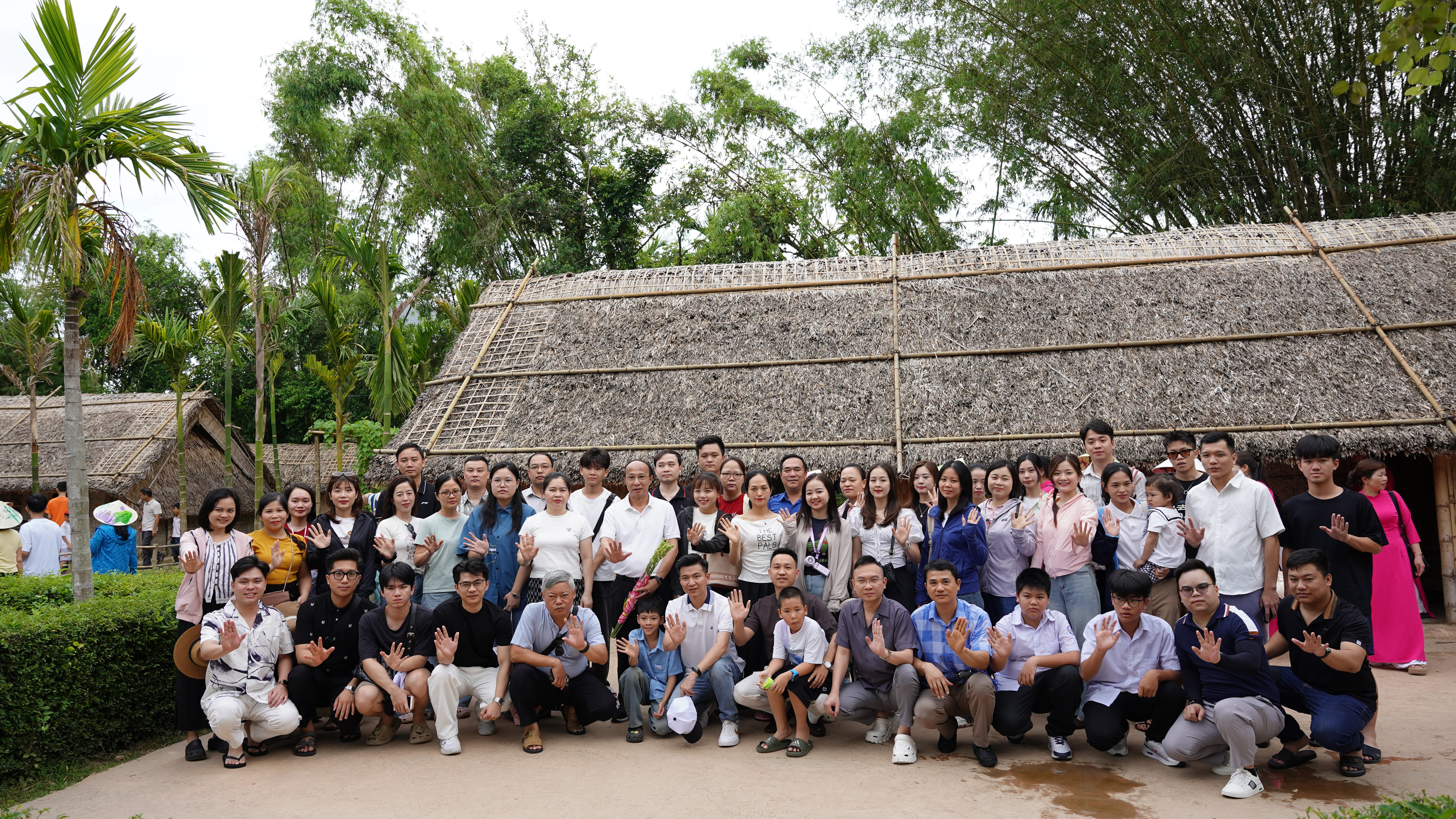 Đo&agrave;n chụp ảnh lưu niệm tại qu&ecirc; ngoại của Chủ tịch Hồ Ch&iacute; Minh