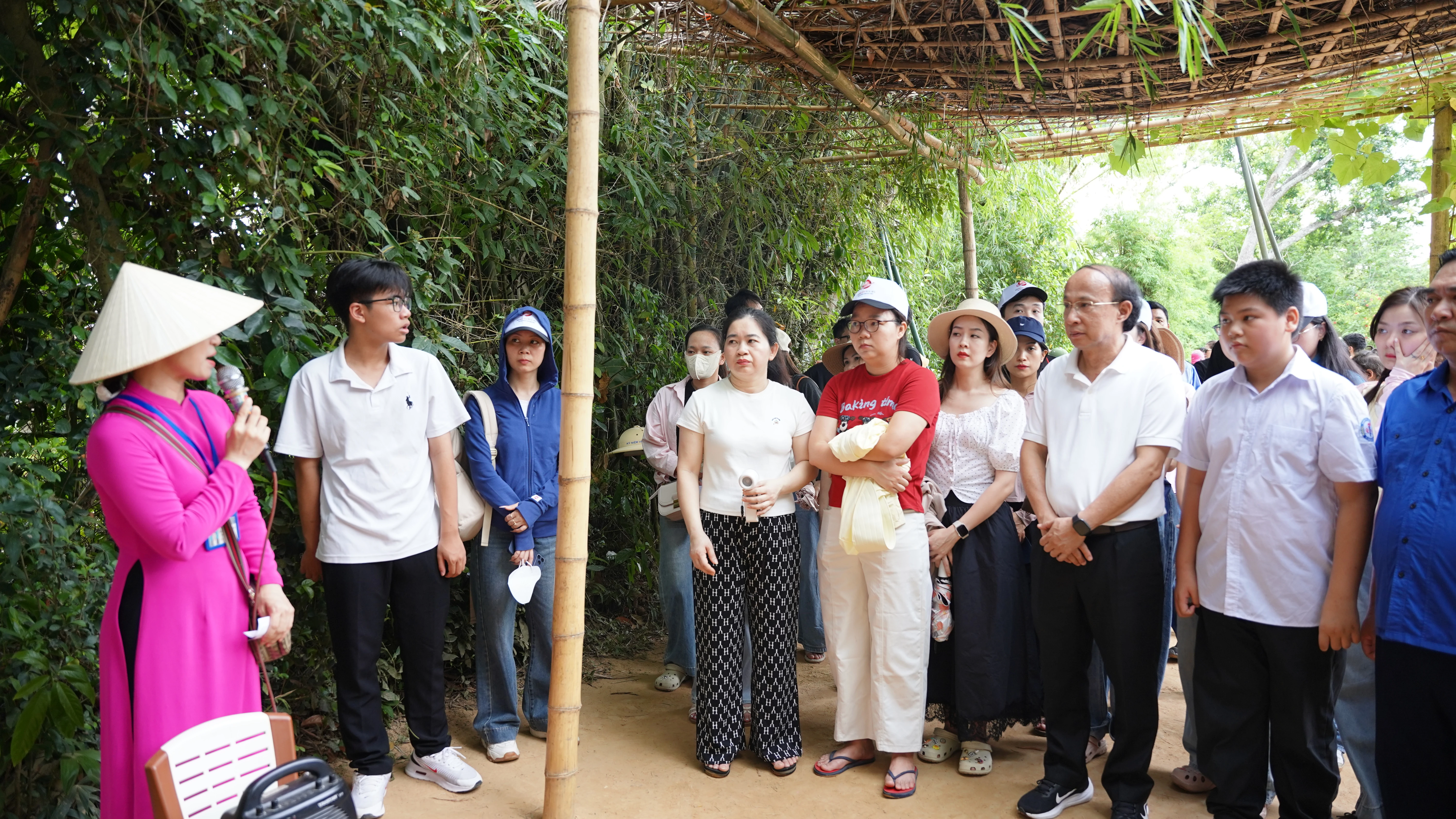 Đo&agrave;n nghe thuyết minh vi&ecirc;n giới thiệu về gia đ&igrave;nh v&agrave; cuộc đời Chủ tịch Hồ Ch&iacute; Minh