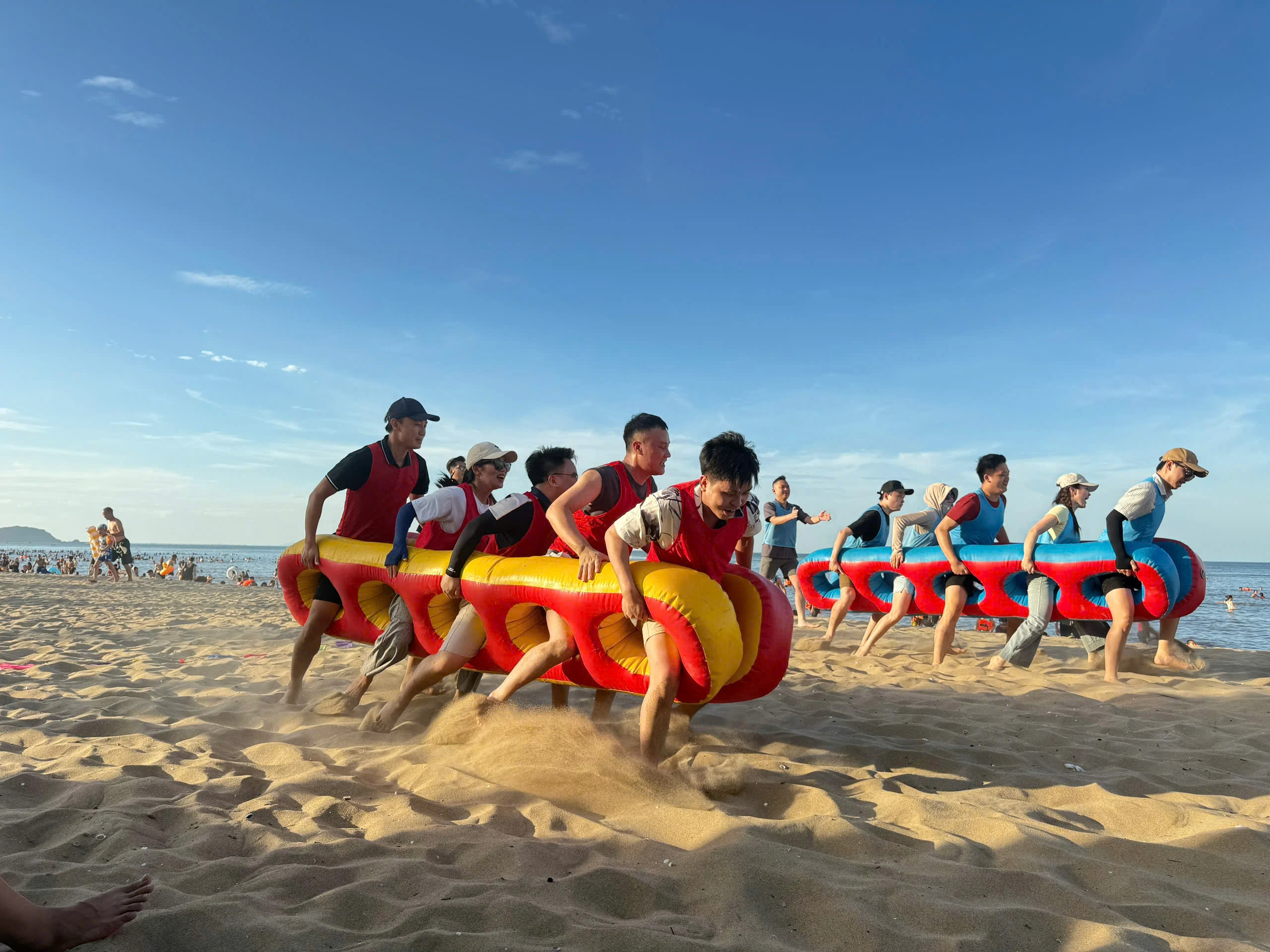 Tinh thần thi đấu hăng say, hết m&igrave;nh của hai đội thi