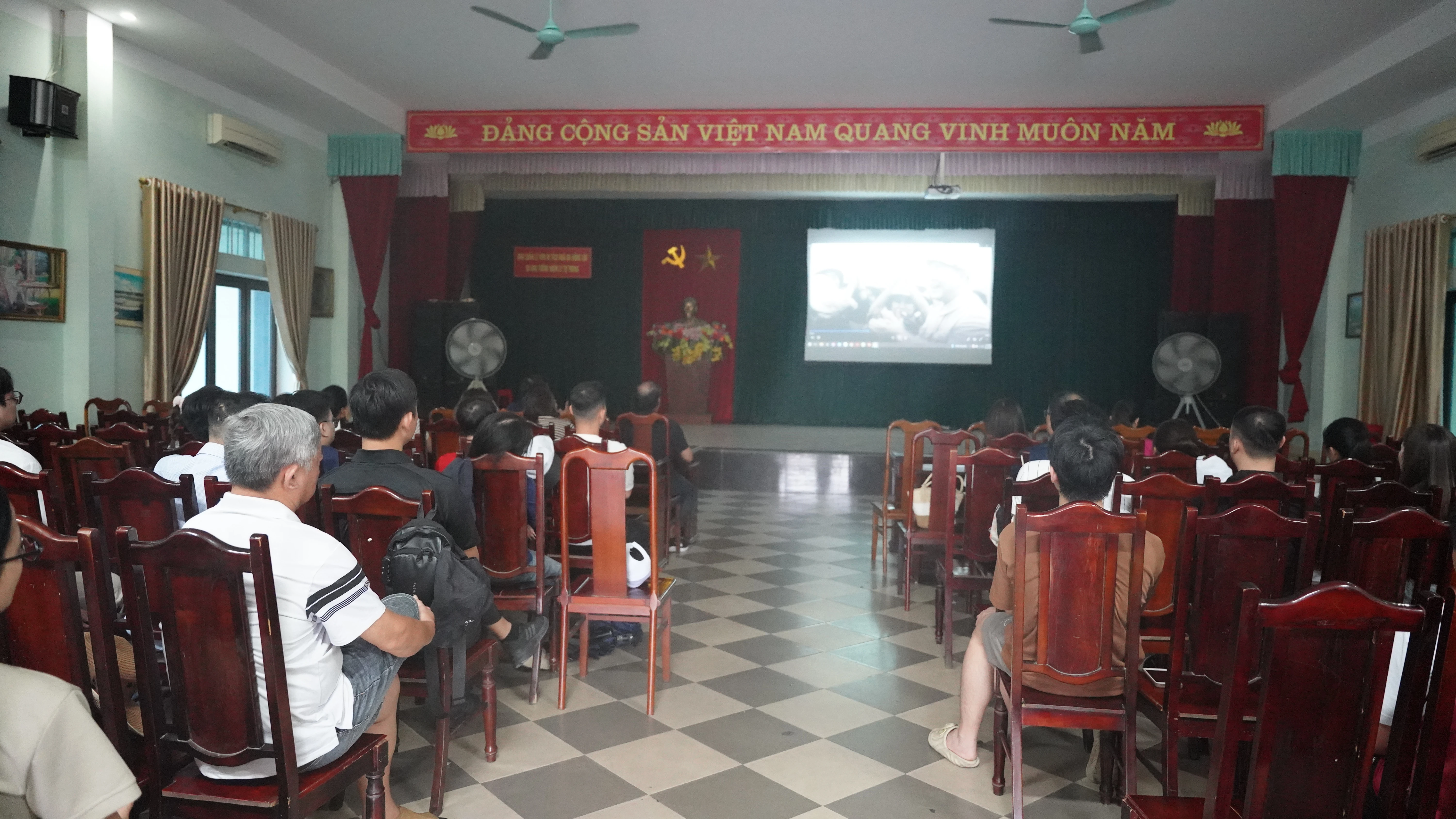 Đo&agrave;n xem phim t&agrave;i liệu về c&aacute;c chiến sĩ thanh ni&ecirc;n xung phong tại Khu di t&iacute;ch Ng&atilde; ba Đồng Lộc
