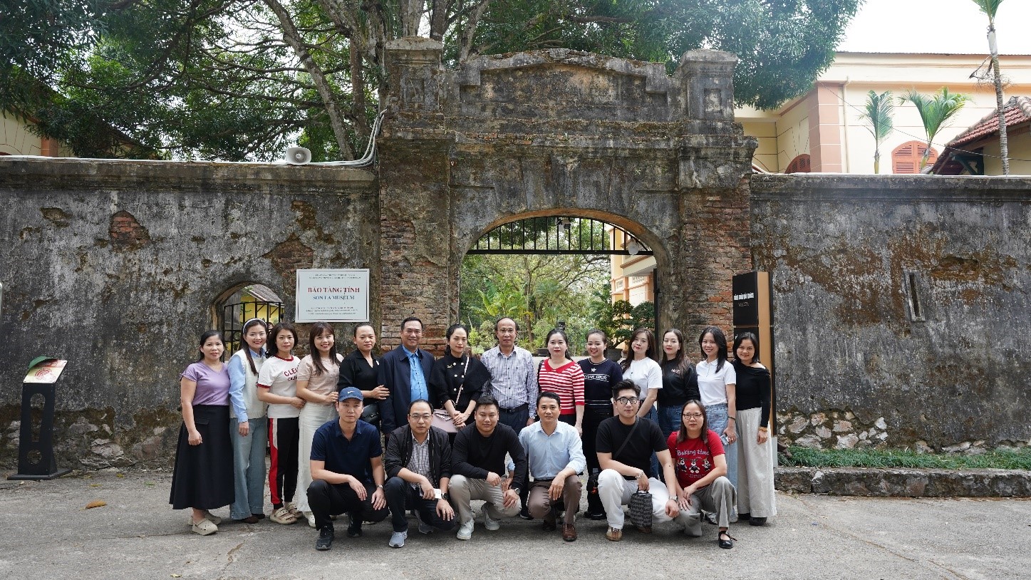 Chi bộ Trung tâm Đào tạo từ xa - Đại học Thái Nguyên chụp ảnh lưu niệm tại Nhà tù Sơn La