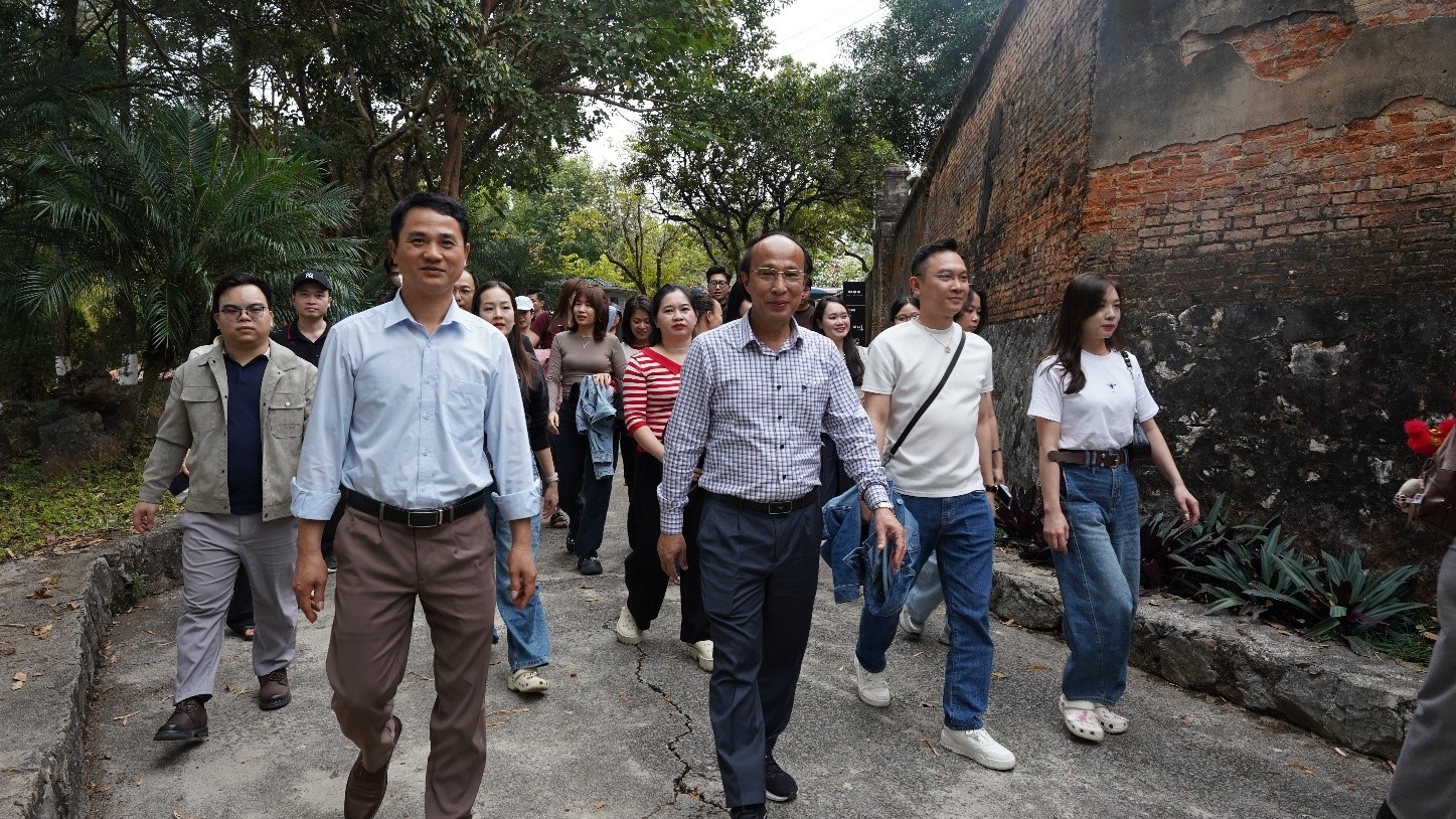 Đoàn di chuyển thăm quan Nhà tù Sơn La