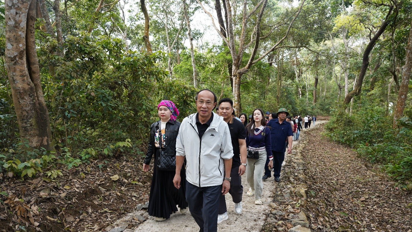 Đoàn di chuyển vào sâu trong rừng nguyên sinh tham quan tại Mường Phăng