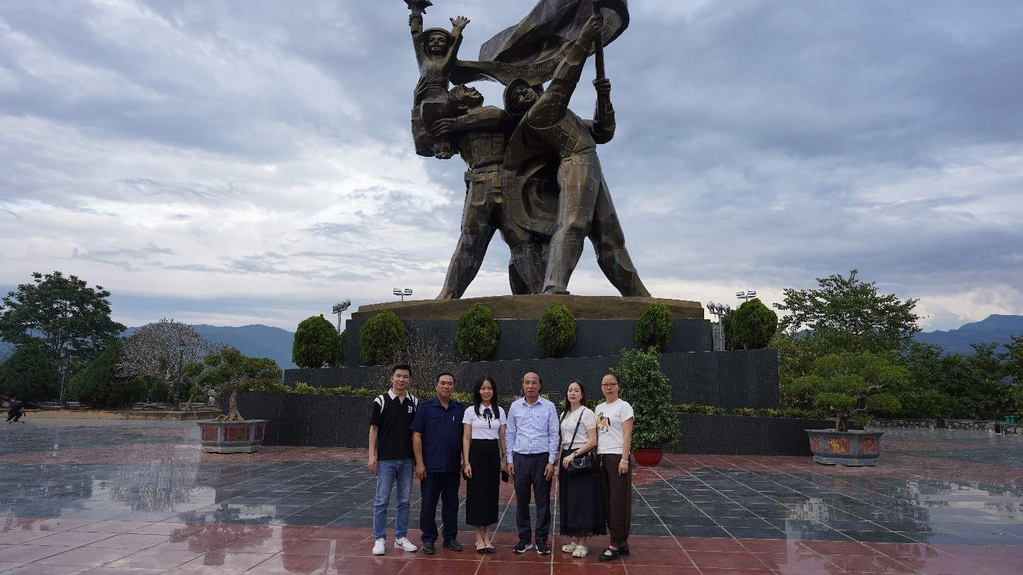 Chụp ảnh lưu niệm tại Tượng đài chiến thắng Điện Biên Phủ