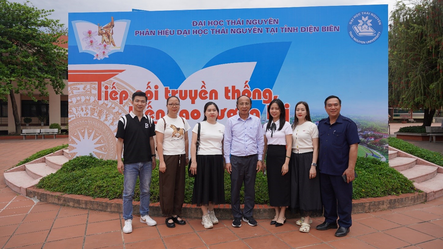 Chụp ảnh lưu niệm tại Phân hiệu Đại học Thái Nguyên tại tỉnh Điện Biên