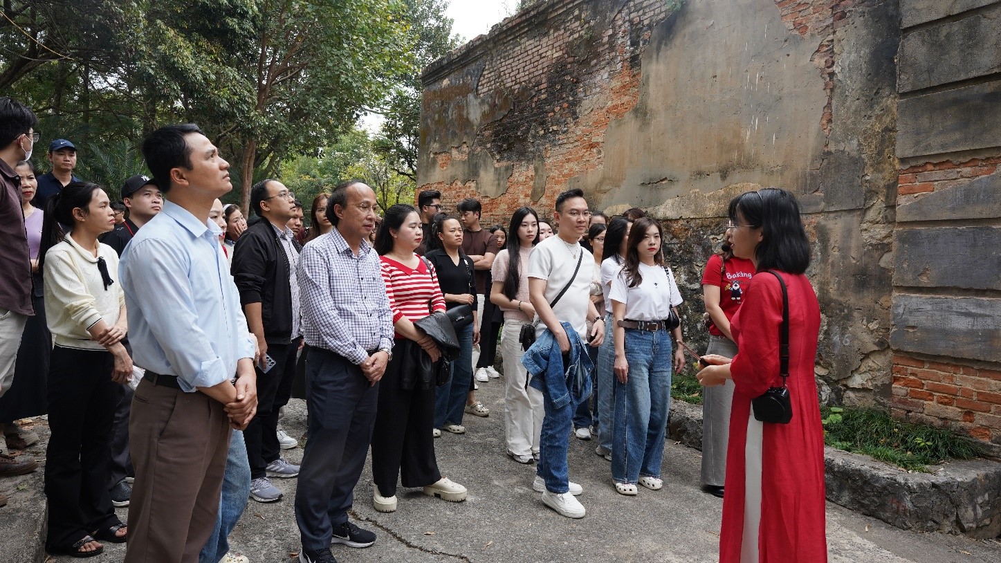 Đoàn lắng nghe thuyết minh viên giới thiệu các điểm trong di tích Nhà tù Sơn La