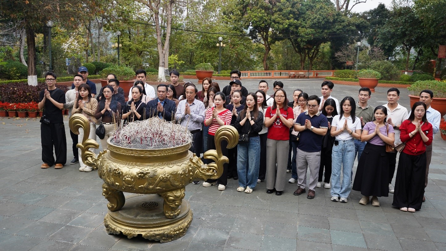 Đoàn dâng hương tưởng niệm tại Nhà tưởng niệm các liệt sỹ Nhà tù Sơn La