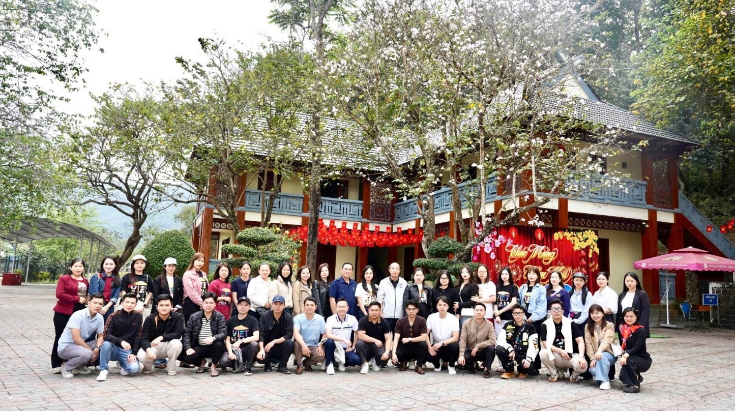 Đoàn chụp ảnh tại Khu tưởng niệm Đại tướng Võ Nguyên Giáp