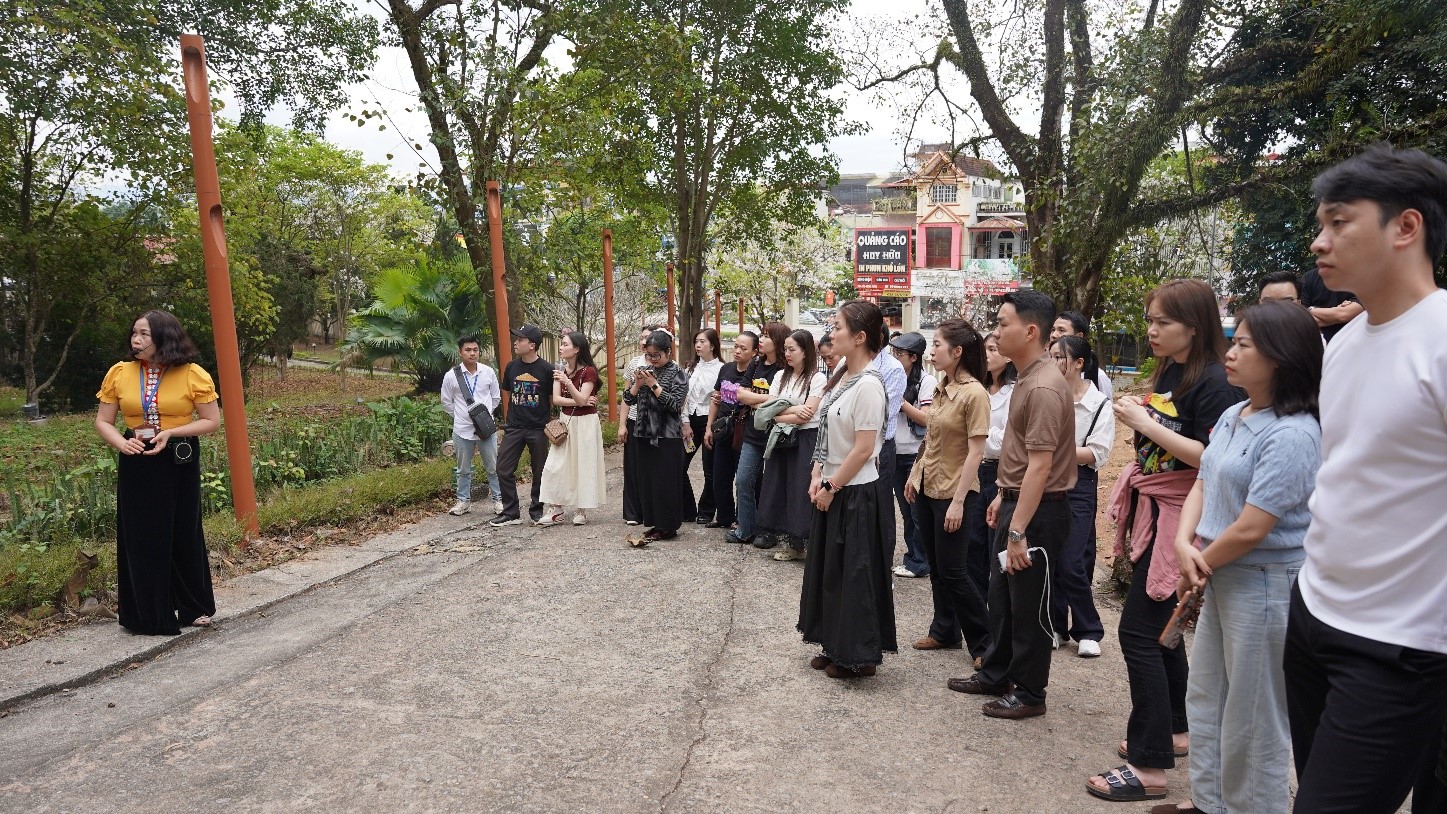 Đoàn tham quan đồi A1