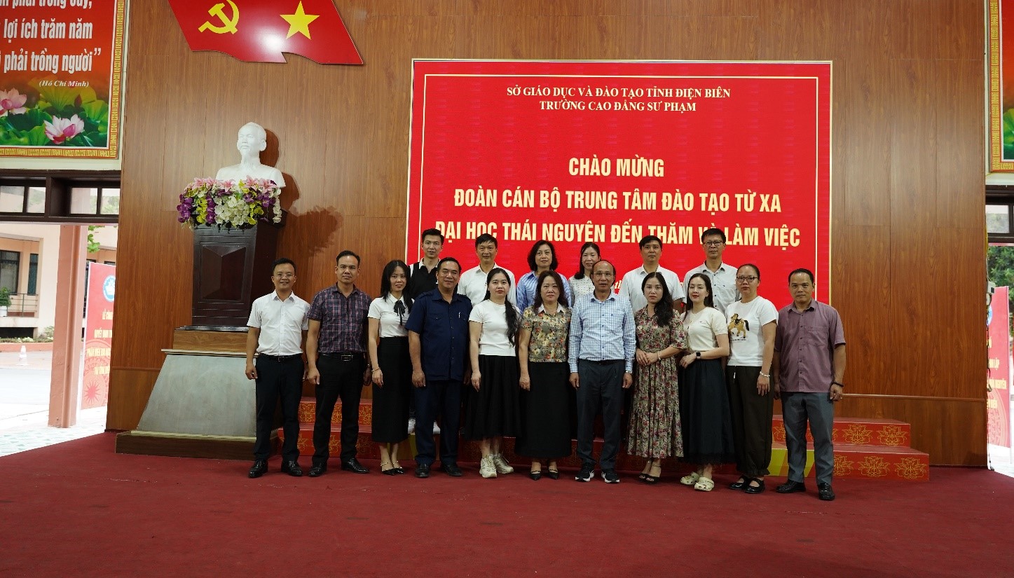 Đại diện hai đơn vị chụp ảnh lưu niệm