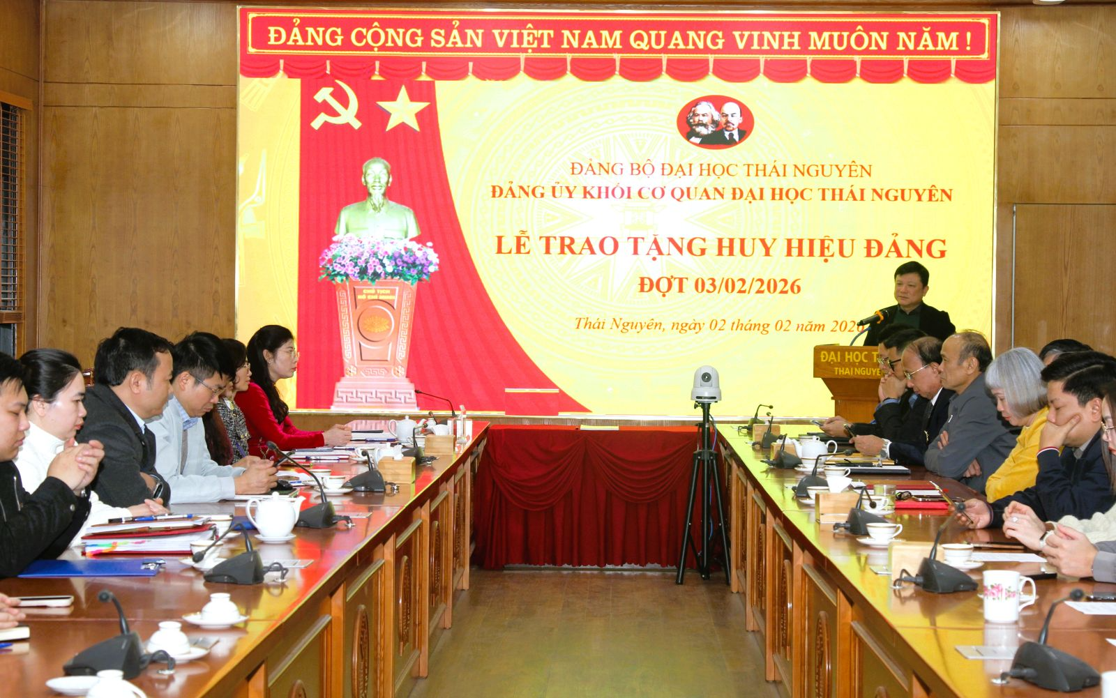 Đảng ủy Khối cơ quan Đại học Thái Nguyên tổ chức Lễ trao tặng Huy hiệu Đảng đợt 3/2/2026