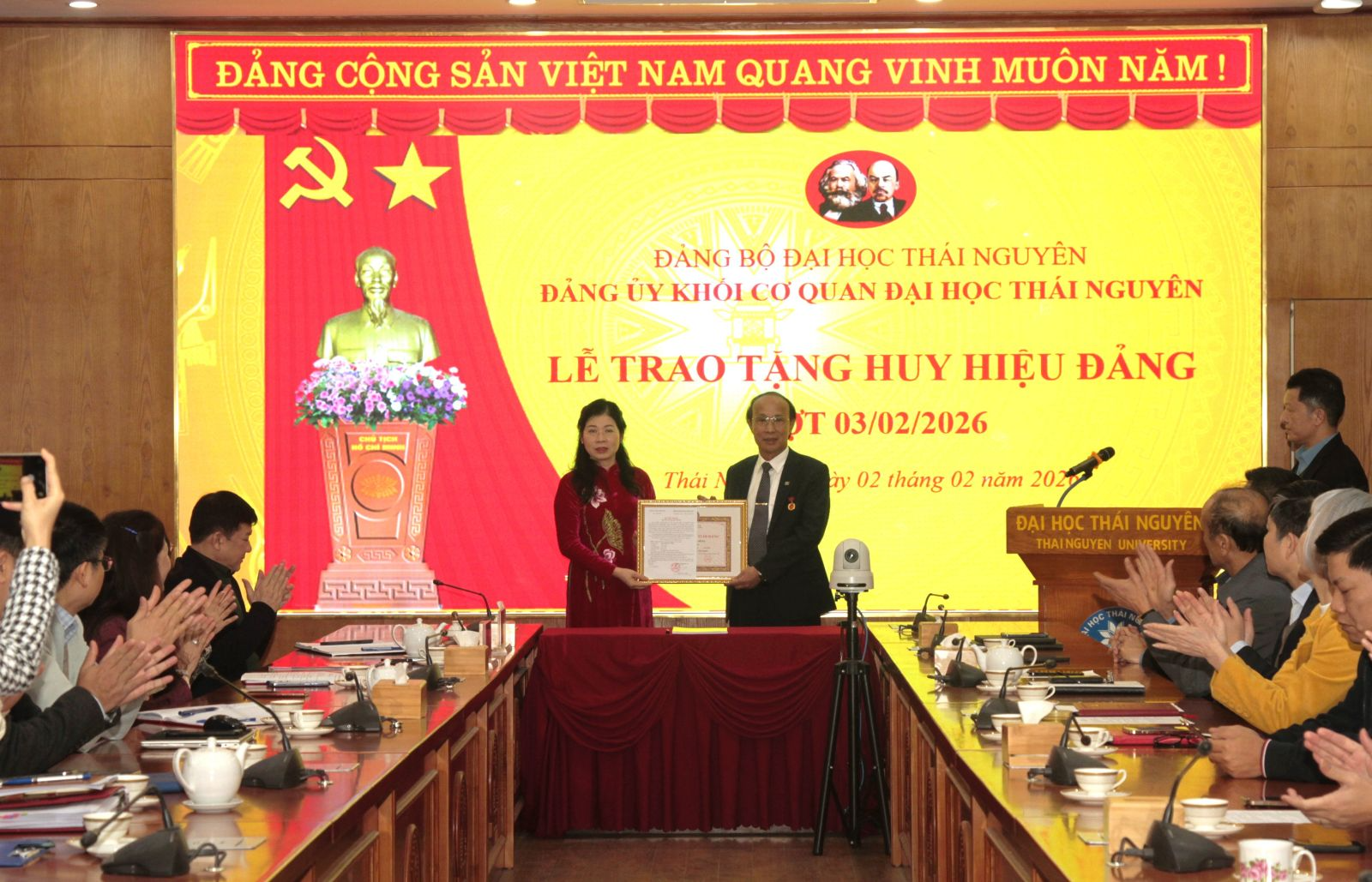 Đồng ch&iacute; Mai Thị Nh&agrave;i, Ph&oacute; B&iacute; thư Đảng ủy UBND tỉnh Th&aacute;i Nguy&ecirc;n trao tặng Huy hiệu 30 năm tuổi Đảng cho đồng ch&iacute; Trương Hữu Dũng.