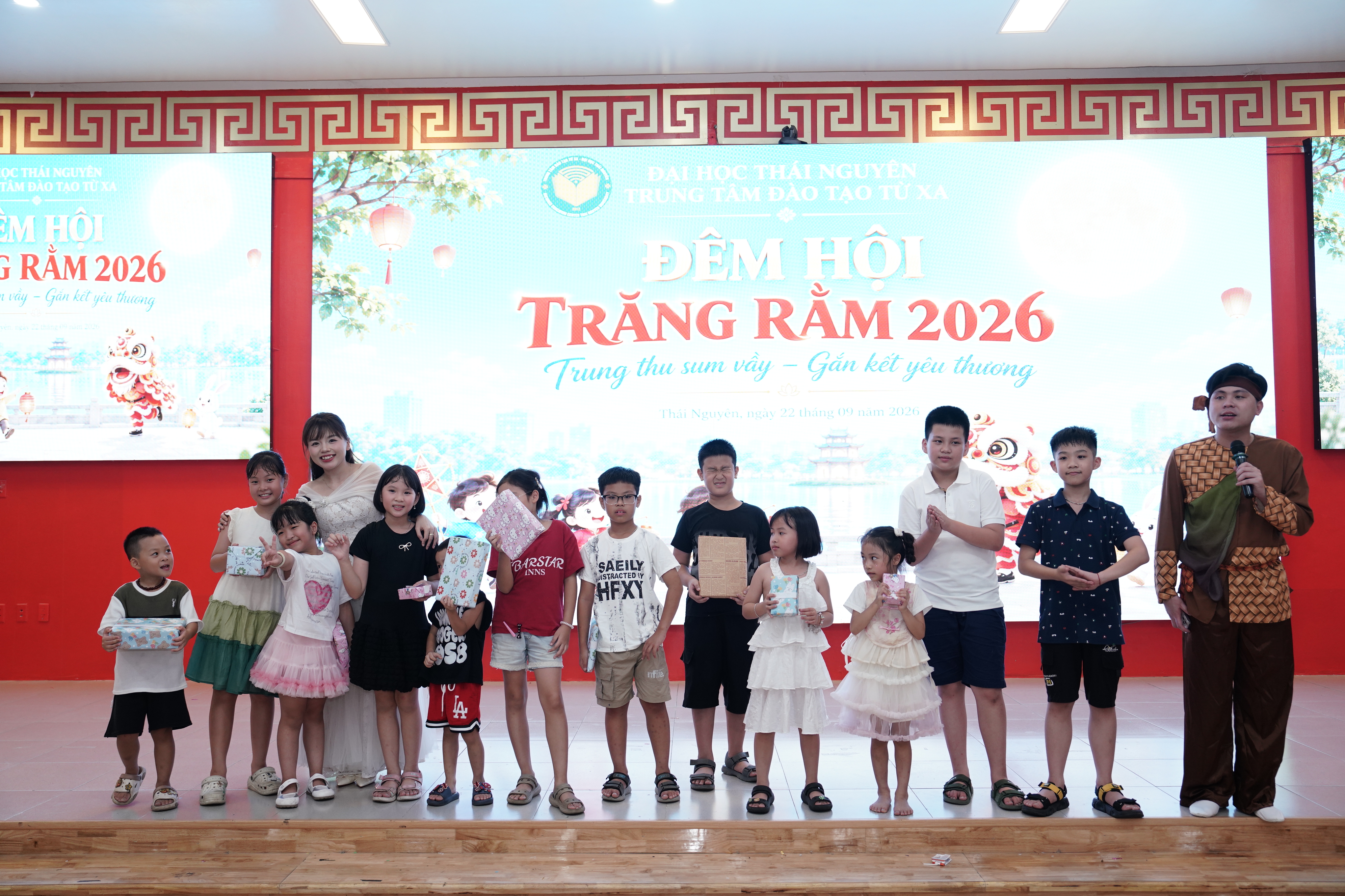 Tặng qu&agrave; cho c&aacute;c ch&aacute;u thiếu ni&ecirc;n, nhi đồng